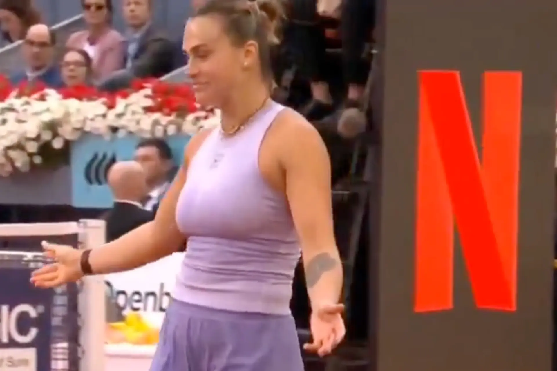 (VIDEO) Aryna Sabalenka runs to return...but doesn't have racquet during Madrid Open Final
