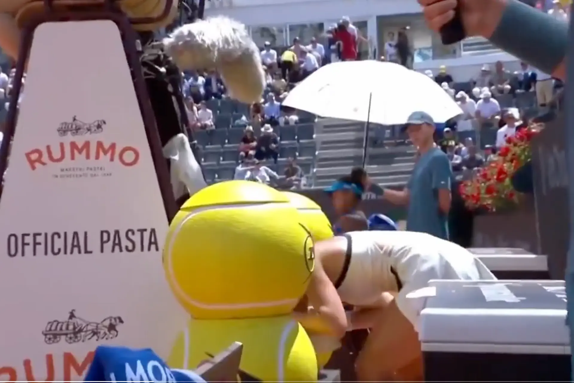 (VIDEO) The toll of battle: Peyton Stearns throws up behind umpires chair during marathon Osaka win