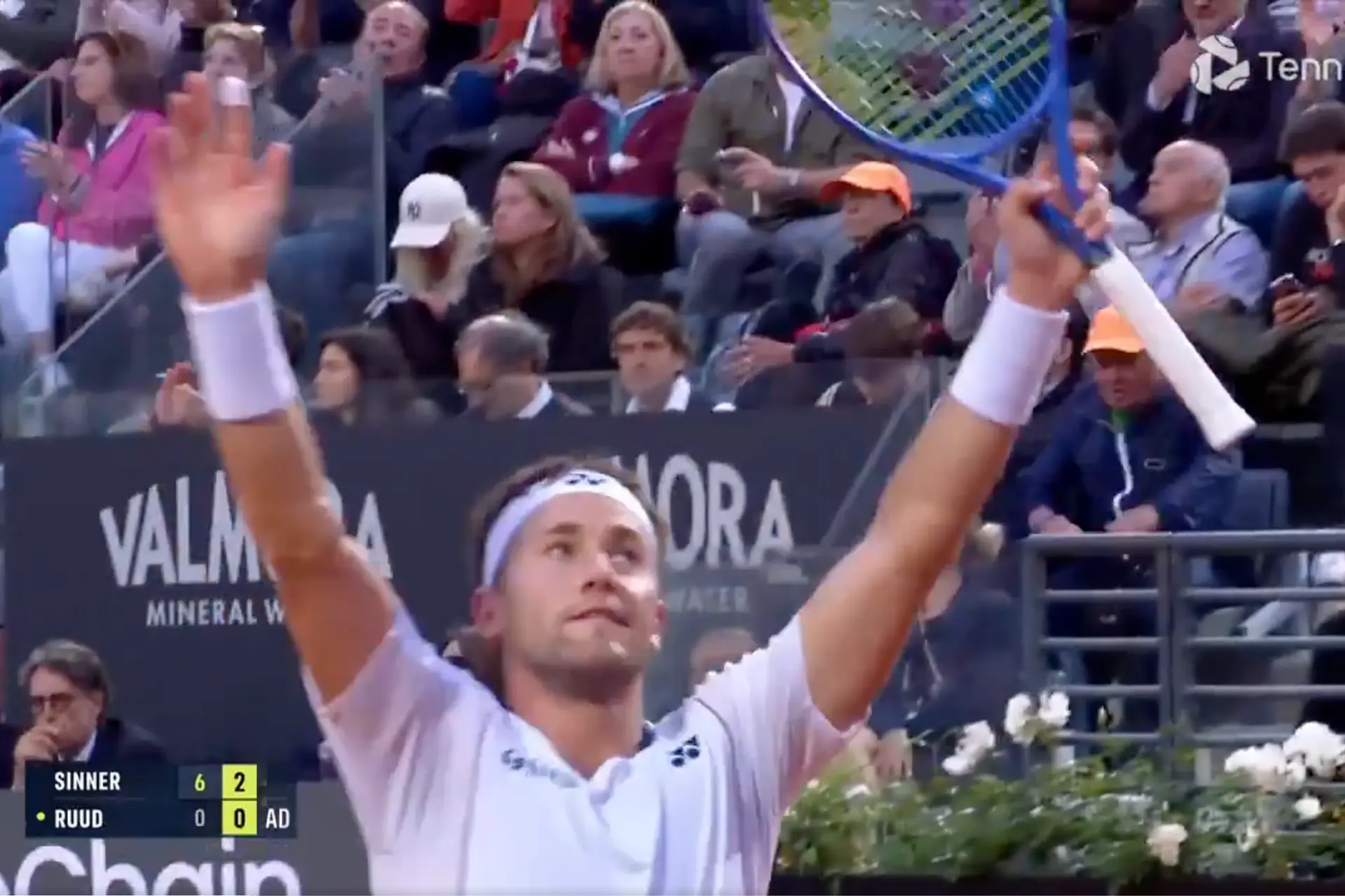 (VIDEO) Casper Ruud hilariously celebrates winning a game against Jannik Sinner during mesmeric masterclass