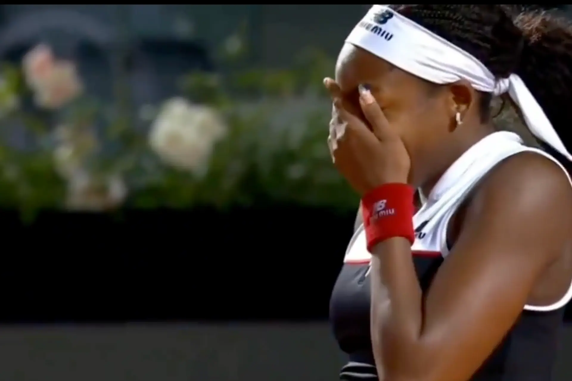 (VIDEO) Hilarious blunder: Coco Gauff serves without realising Zheng Qinwen wasn't at the baseline