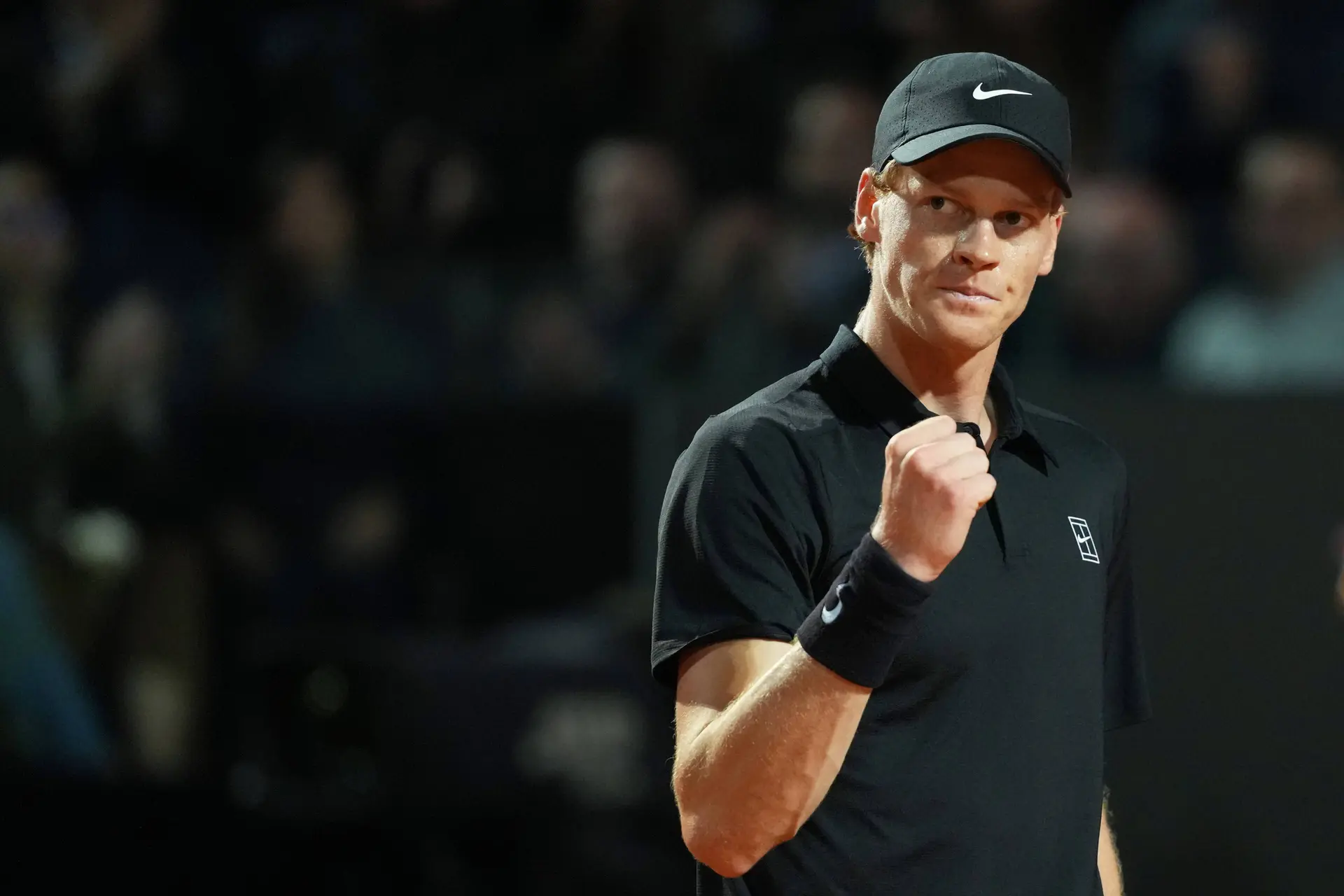 Jannik Sinner extends indoor streak in Paris: Cruises past Bergs to advance to third round