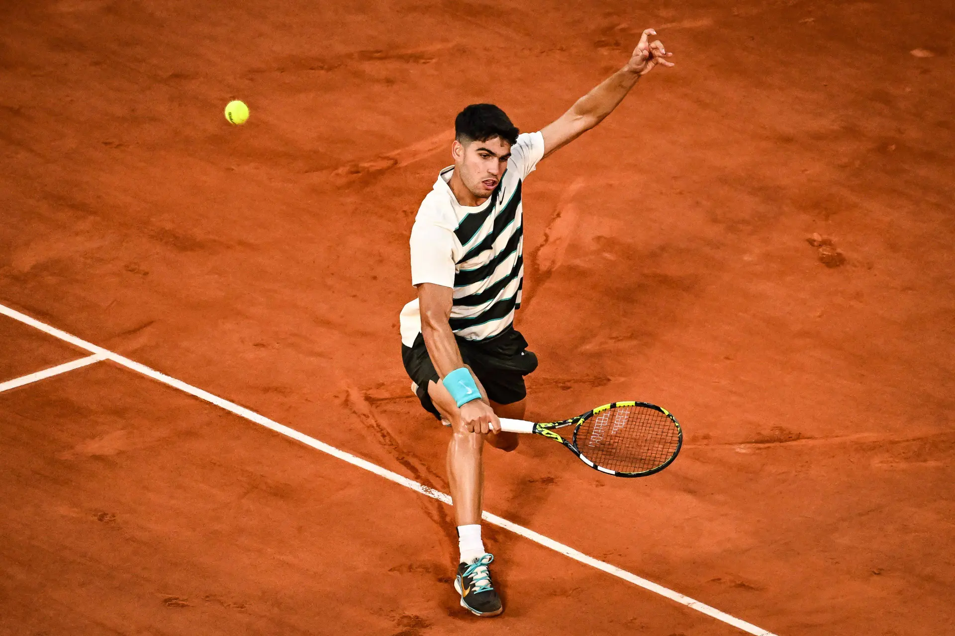 Carlos Alcaraz calls medical timeout for eye issue in Roland Garros Final