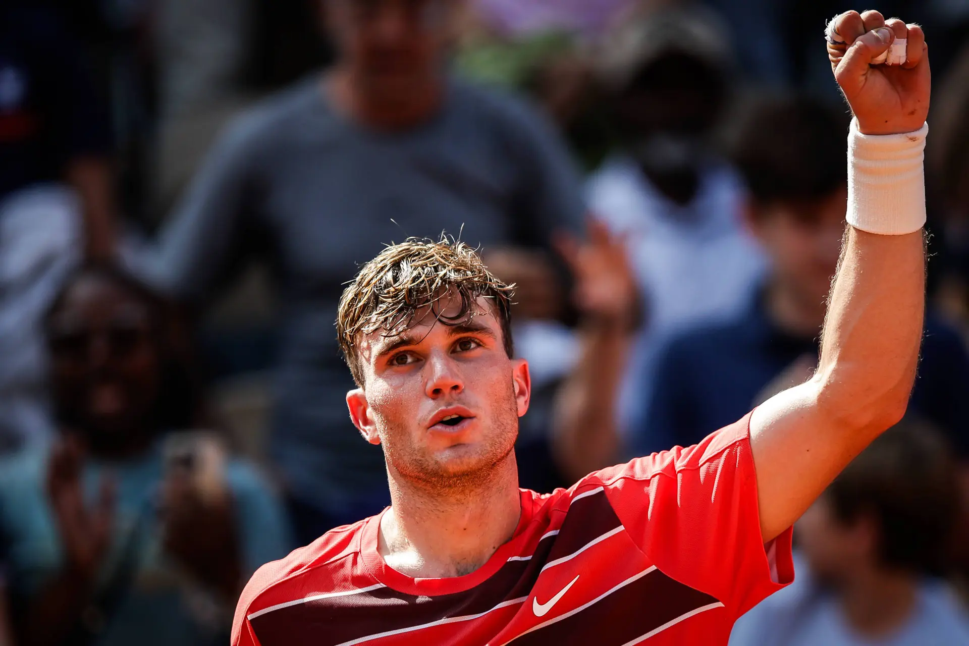 Jack Draper raises his left arm at the Queen's Club Championships