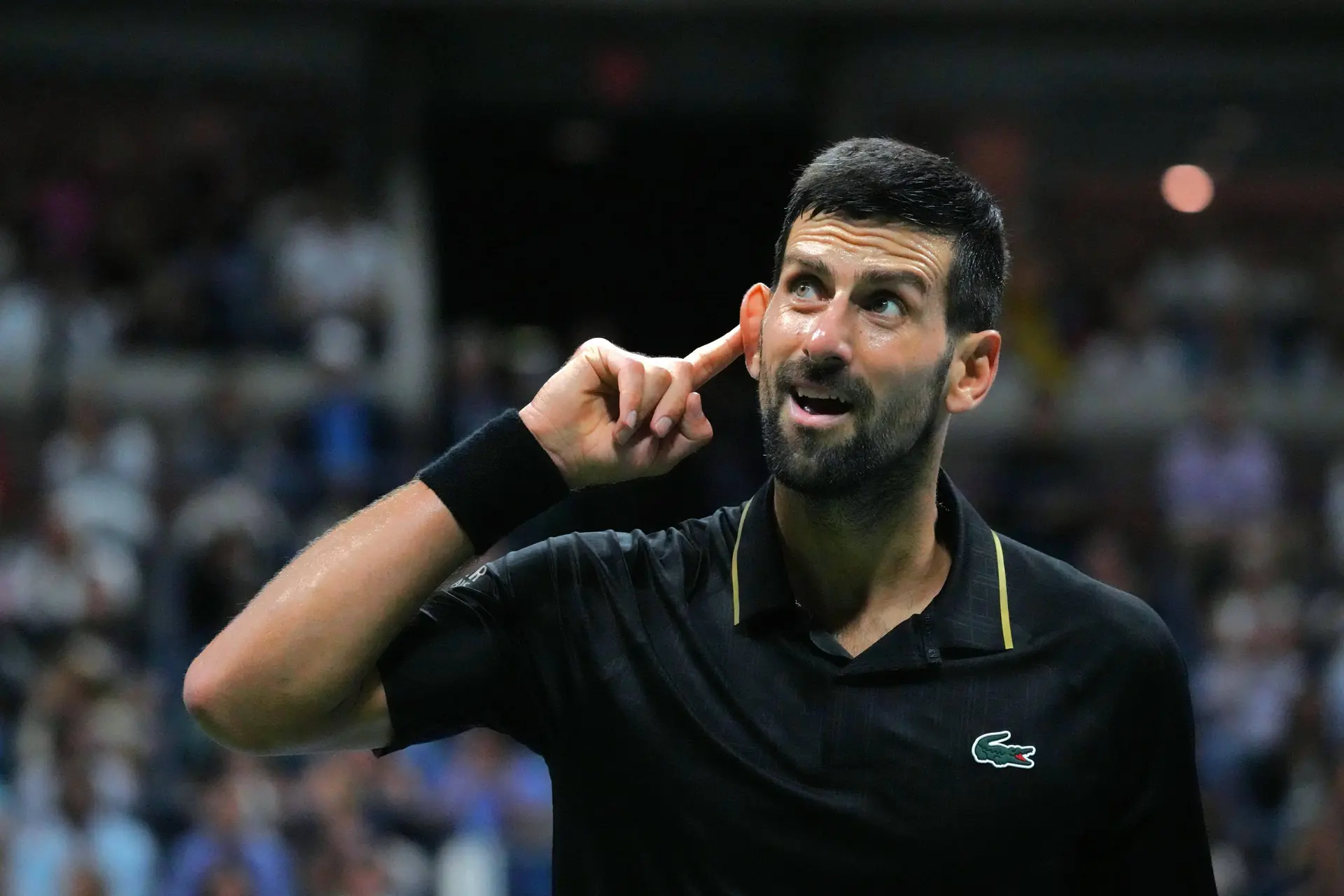 Novak Djokovic abre a sua candidatura ao quinto título do Shangai Masters com uma vitória em sets diretos sobre Marin Cilic