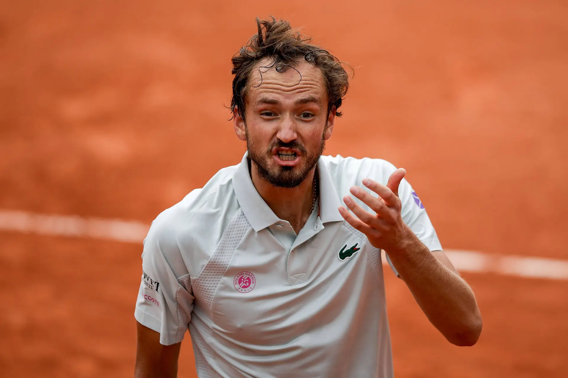 "Porque é que todos os árbitros do mundo estão a tentar intimidar-me?" Daniil Medvedev escapa ao castigo depois de uma discussão acesa na derrota nas meias-finais do Open da China