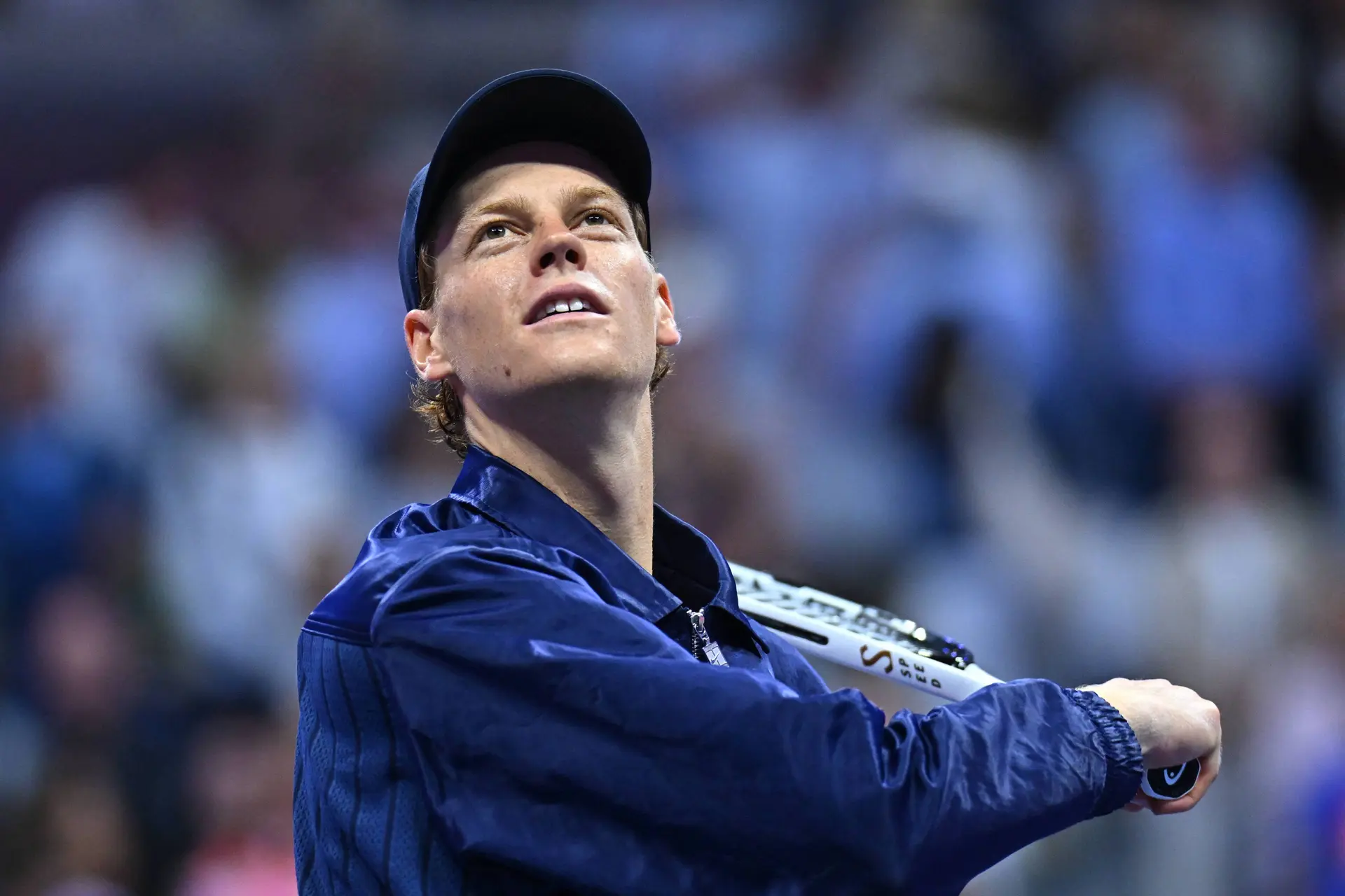Mais um dia, mais uma vitória: Jannik Sinner recupera com estilo depois de dificuldades no segundo set e garante lugar na semifinal do Open da China