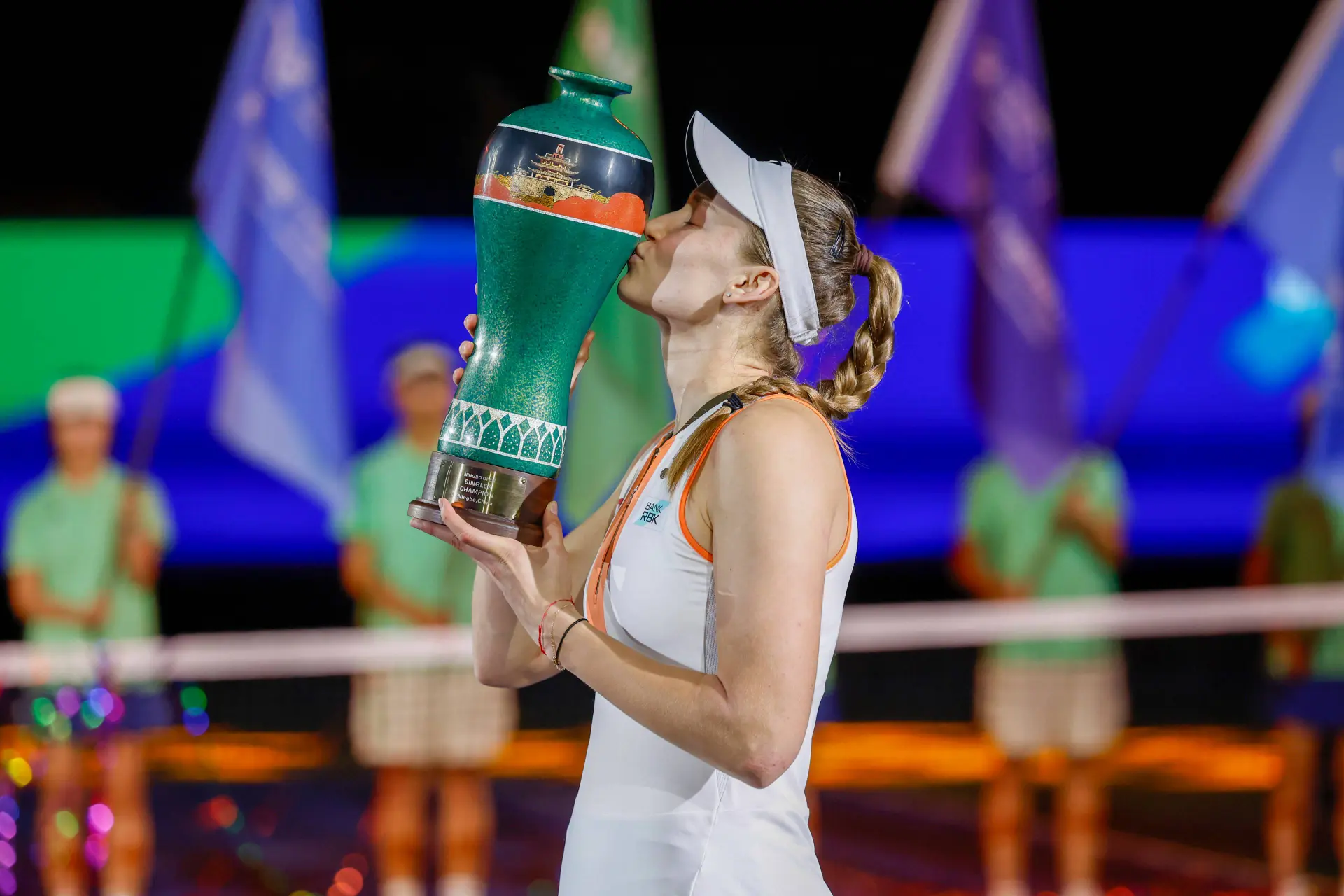 Elena Rybakina bate Iga Swiatek e mantem-se a top nas WTA Finals