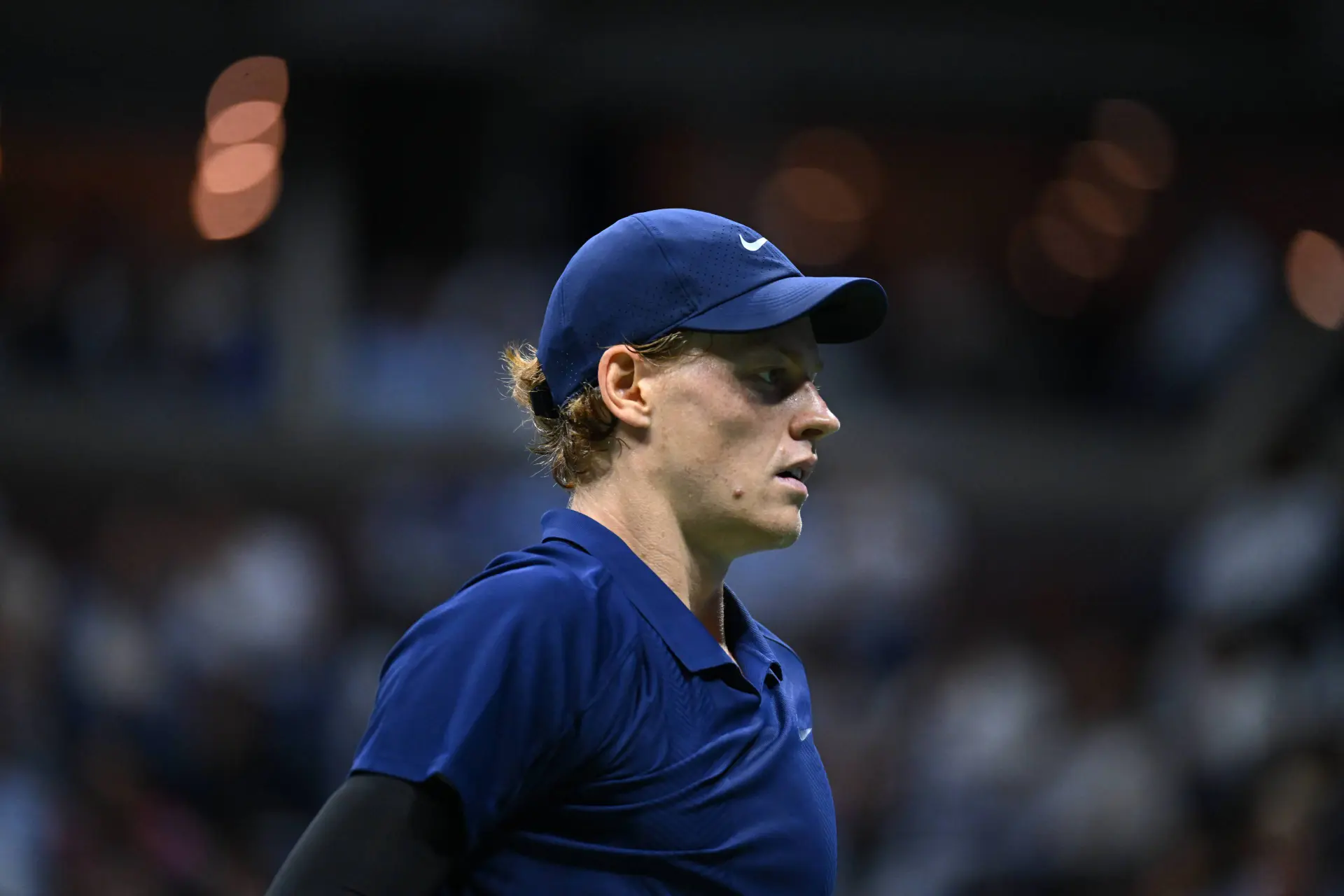 Jannik Sinner enfrenta uma situação embaraçosa depois de um fã violar a segurança e invadir o court durante o Six Kings Slam