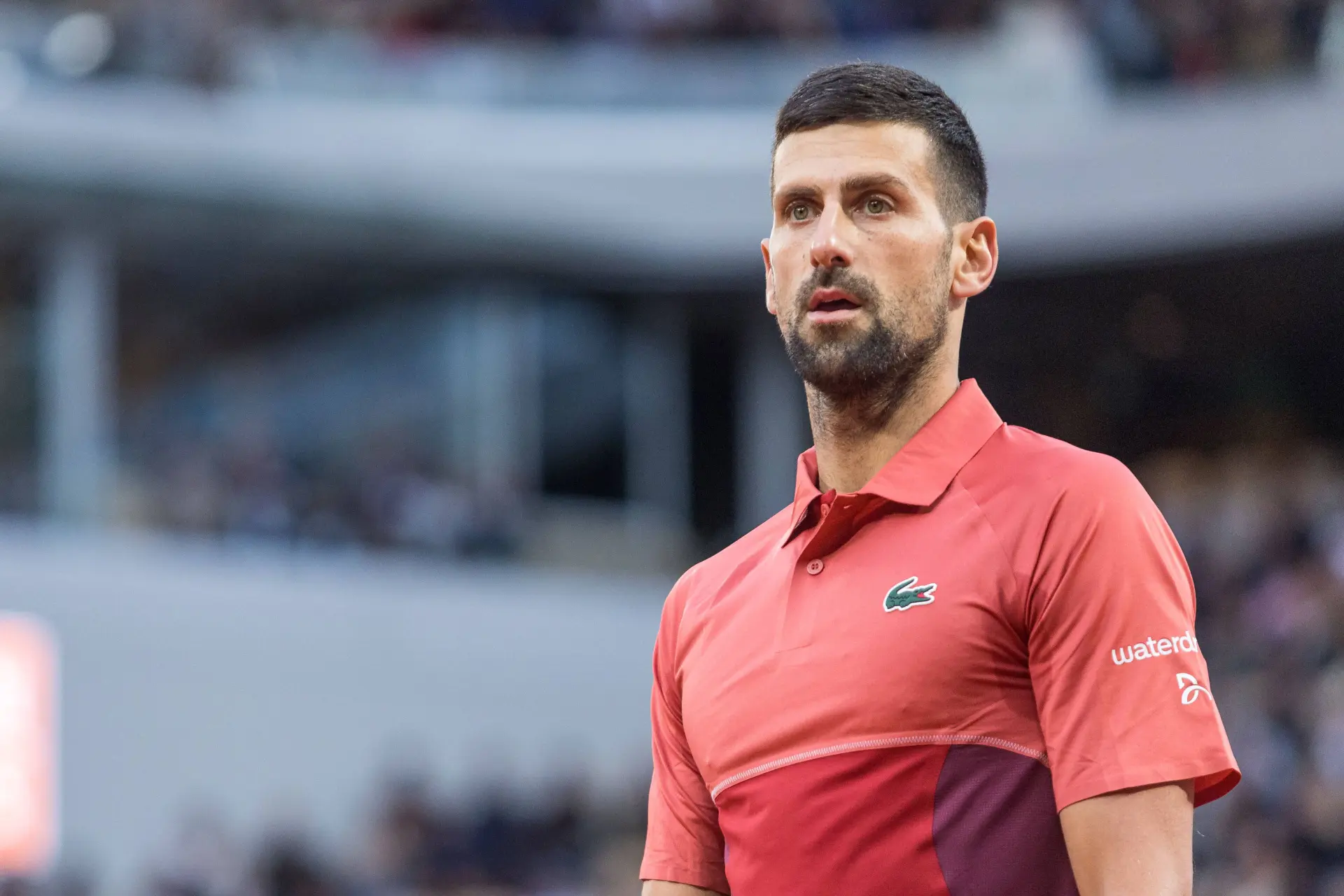 Novak Djokovic tenta acabar com a improvável série de derrotas contra o rival na estreia no Campeonato Helénico