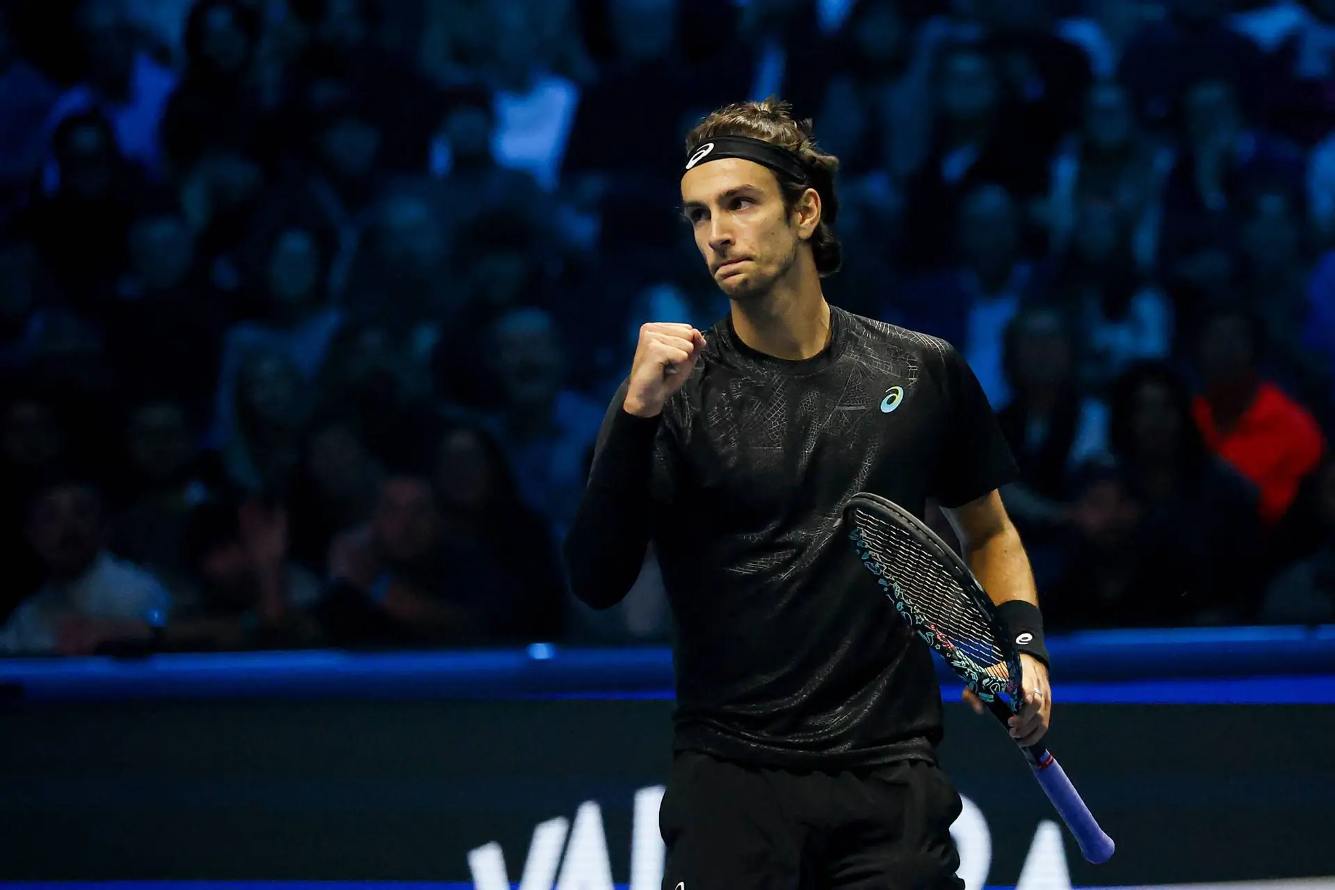 Debütant und Heimheld Lorenzo Musetti wahrt seine ATP-Finals-Hoffnungen mit packendem Dreisatzsieg gegen Alex de Minaur