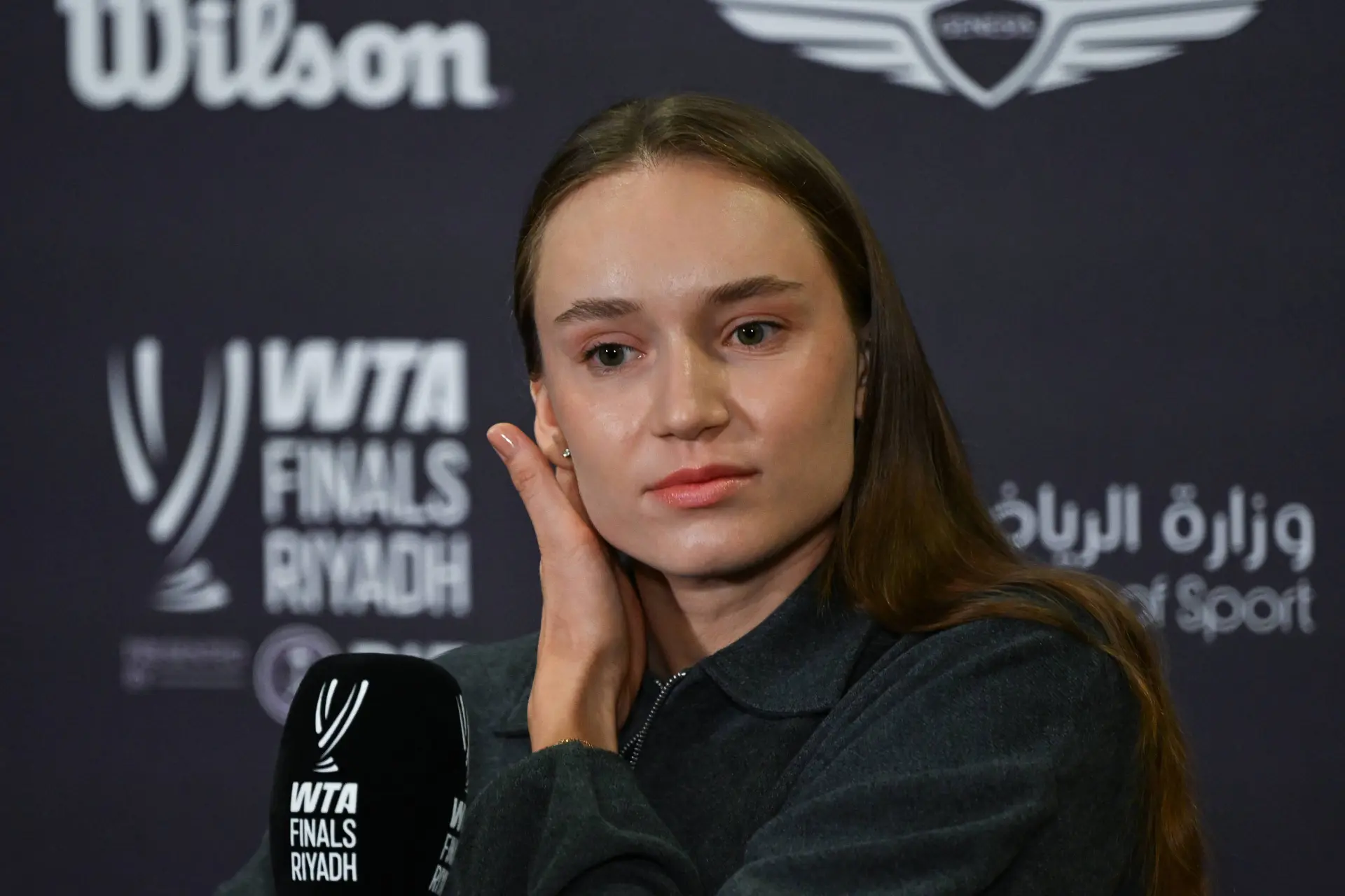 Elena Rybakina desaira a la CEO de la WTA, Portia Archer, durante la ceremonia de entrega de trofeos tras su triunfo en las Finales WTA