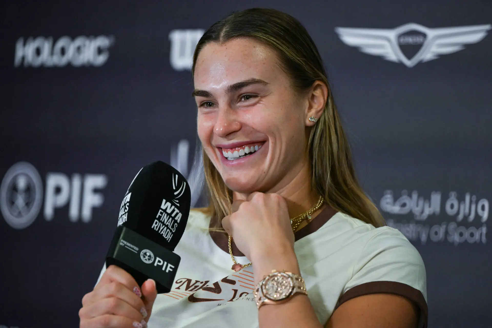 Sabalenka and Kyrgios reunite pre-'Battle of the Sexes'; Fonseca debuts shaved head as Zheng Qinwen stuns in Vogue photoshoot