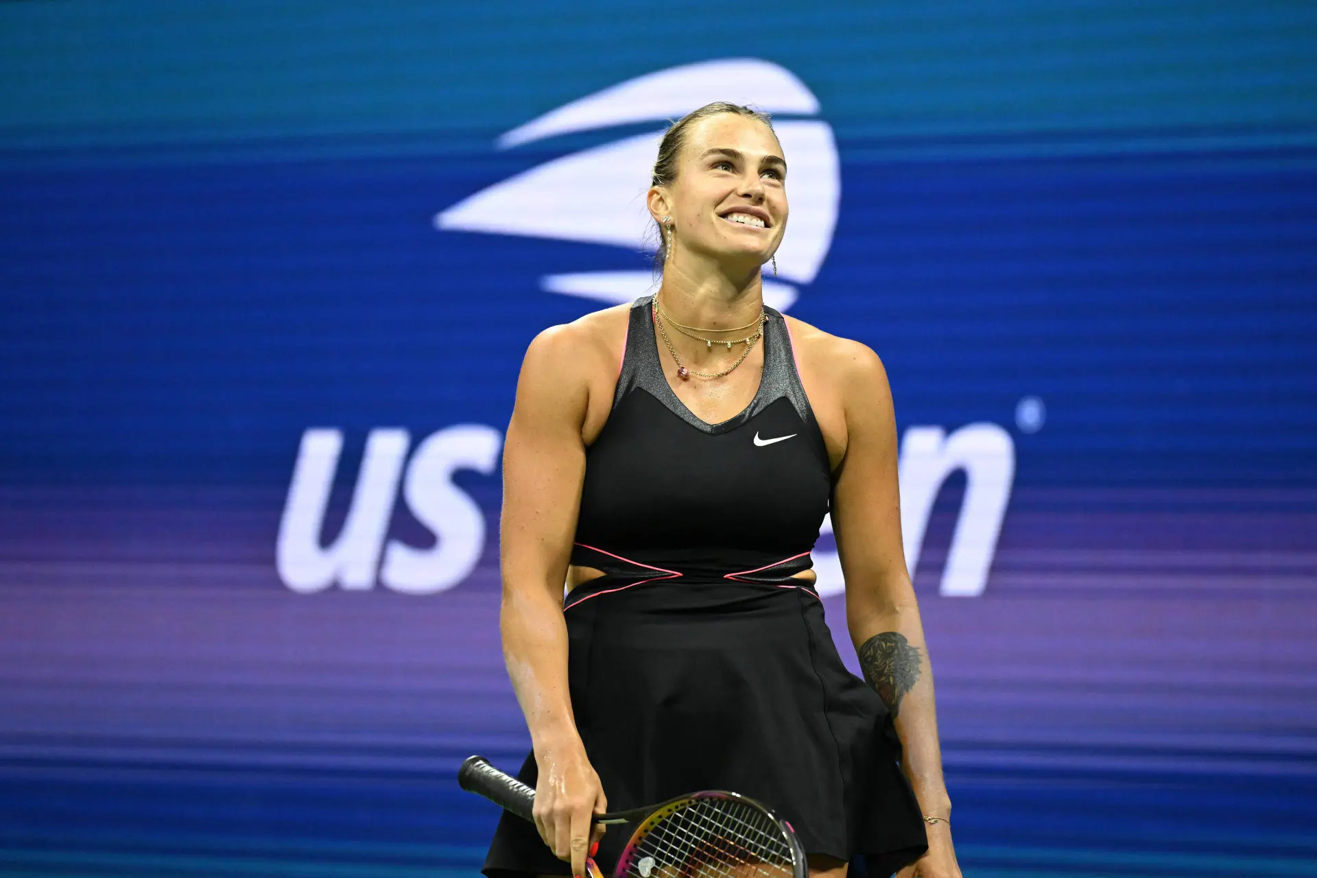 (VIDEO) Vom Matchball zu Liegestützen: der skurrile Moment, als ein Fan Sabalenka & Osaka bei der Exhibition The Garden Cup auf dem Court herausforderte