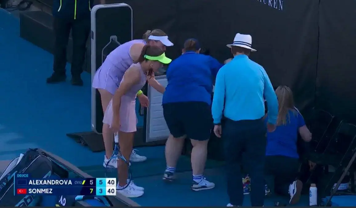 (VIDEO) Überraschungssieg von Zeynep Sonmez über Ekaterina Alexandrova unterbrochen, als Ballkind bei extremer Hitze der Australian Open kollabiert