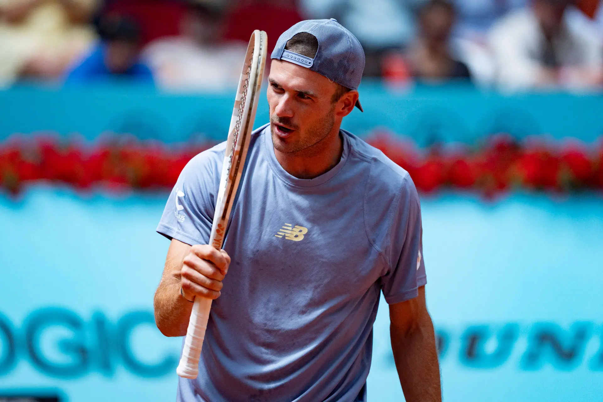 „Sie lassen dich im zweiten Satz nicht dasselbe Tennis spielen“: Tommy Paul erklärt, warum Alcaraz und Sinner so schwer zu schlagen sind