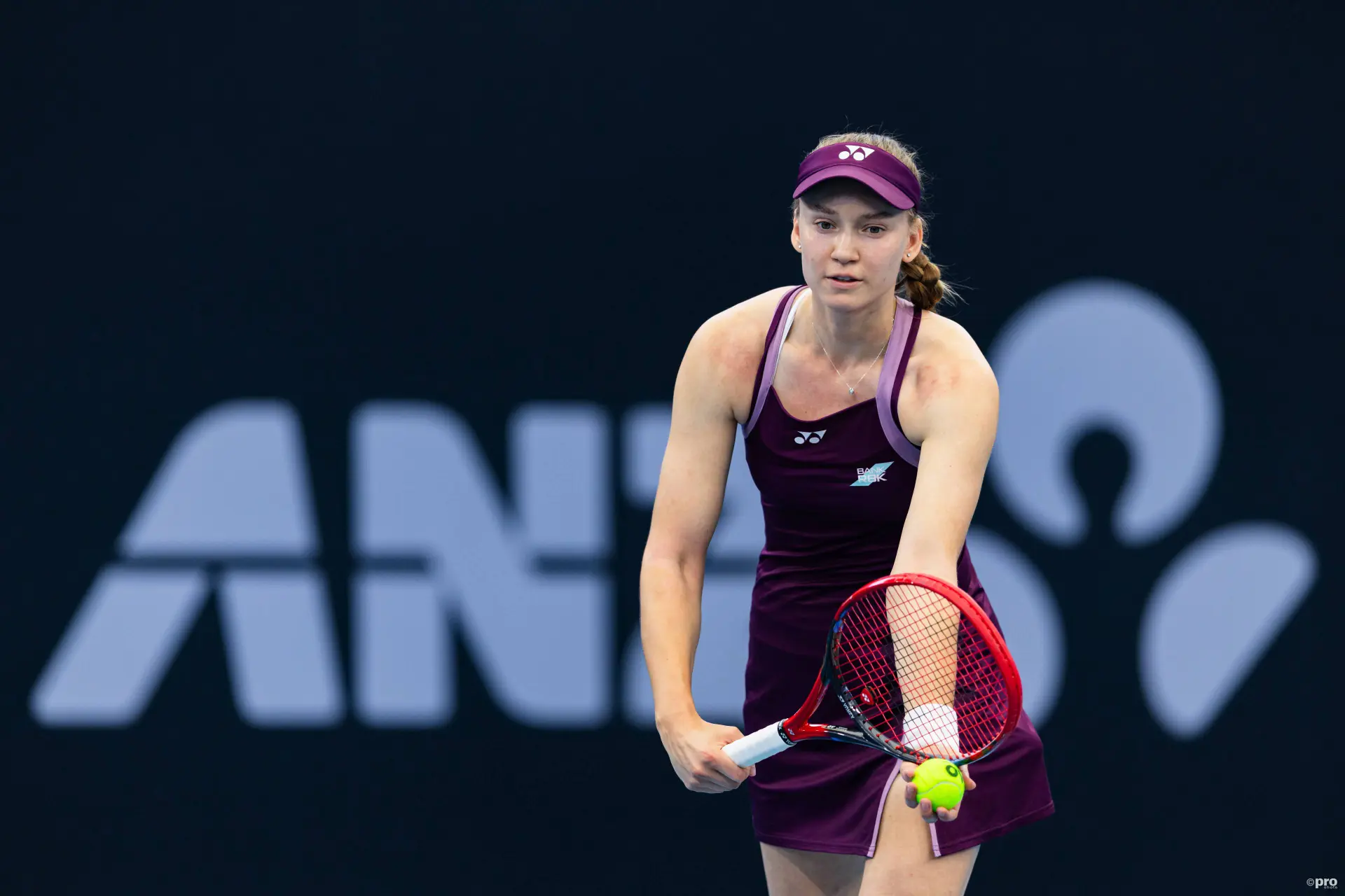 Elena Rybakina exhibe sus credenciales para el título tras imponerse con autoridad a Jasmine Paolini en un partido de preparación para el Australian Open