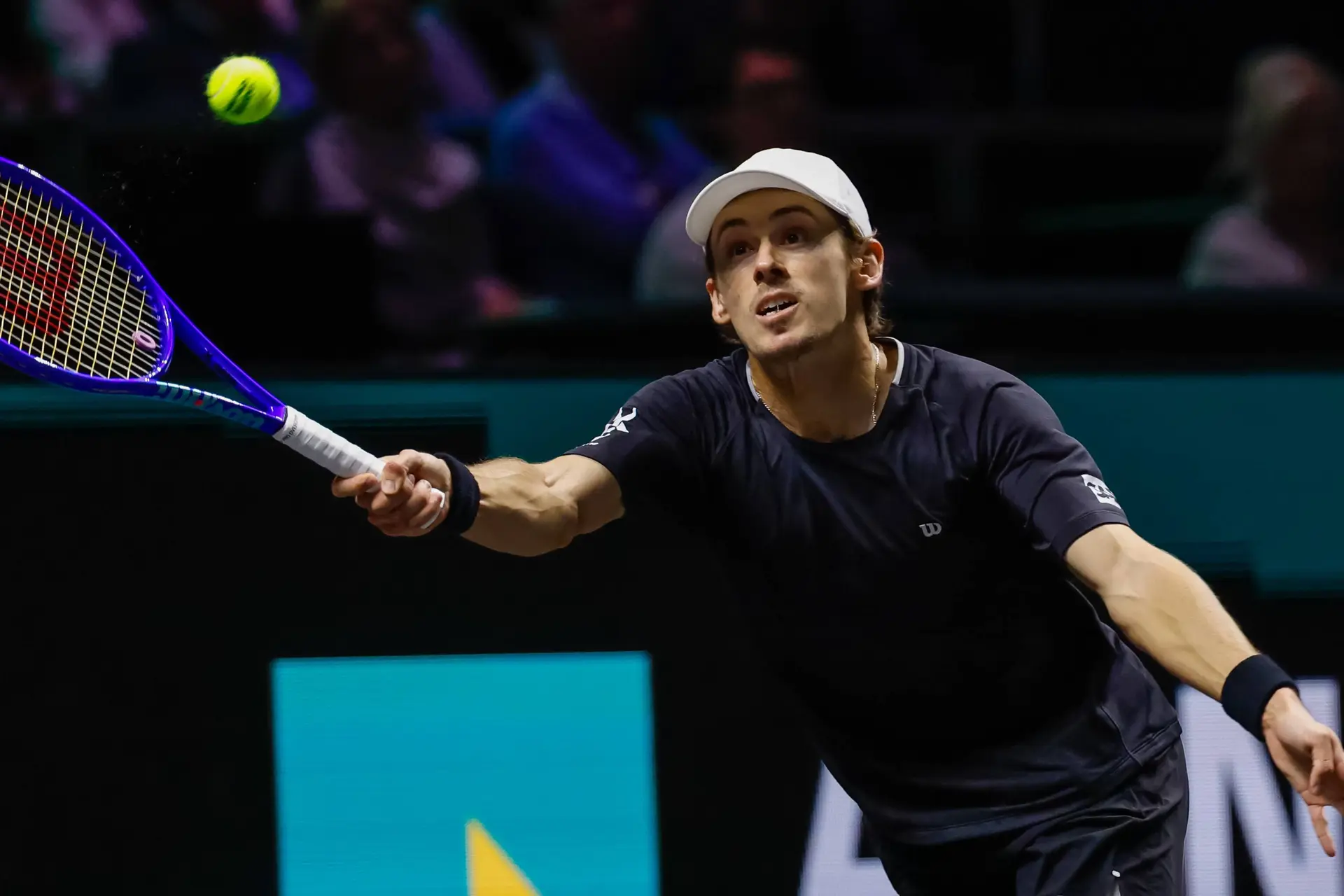 De Minaur struggles to reach the ball and hit it from the forehand side.