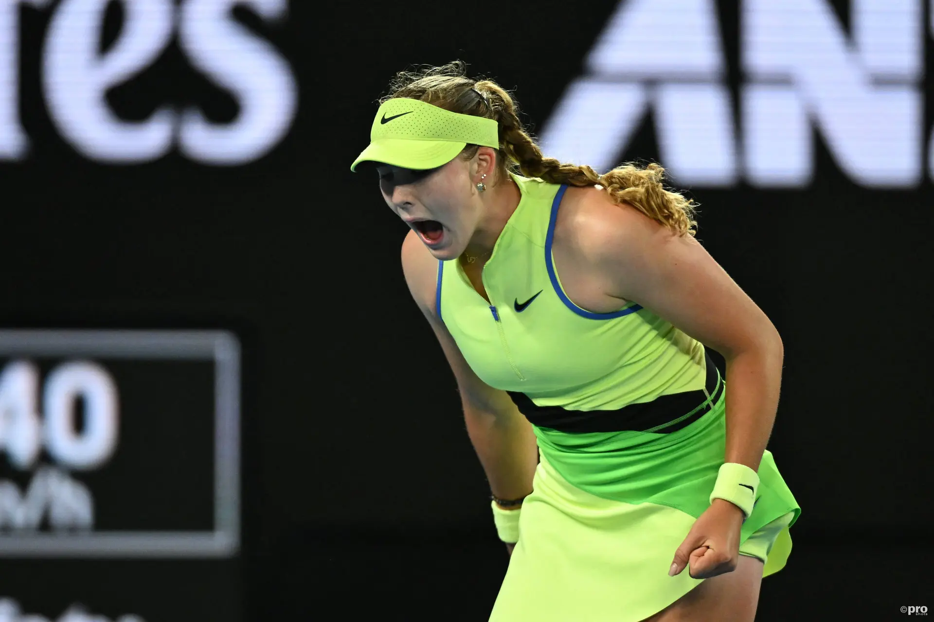 (VIDEO) Mirra Andreeva scheint nach der Niederlage gegen Siniakova in Indian Wells dem Publikum ein Schimpfwort zuzurufen