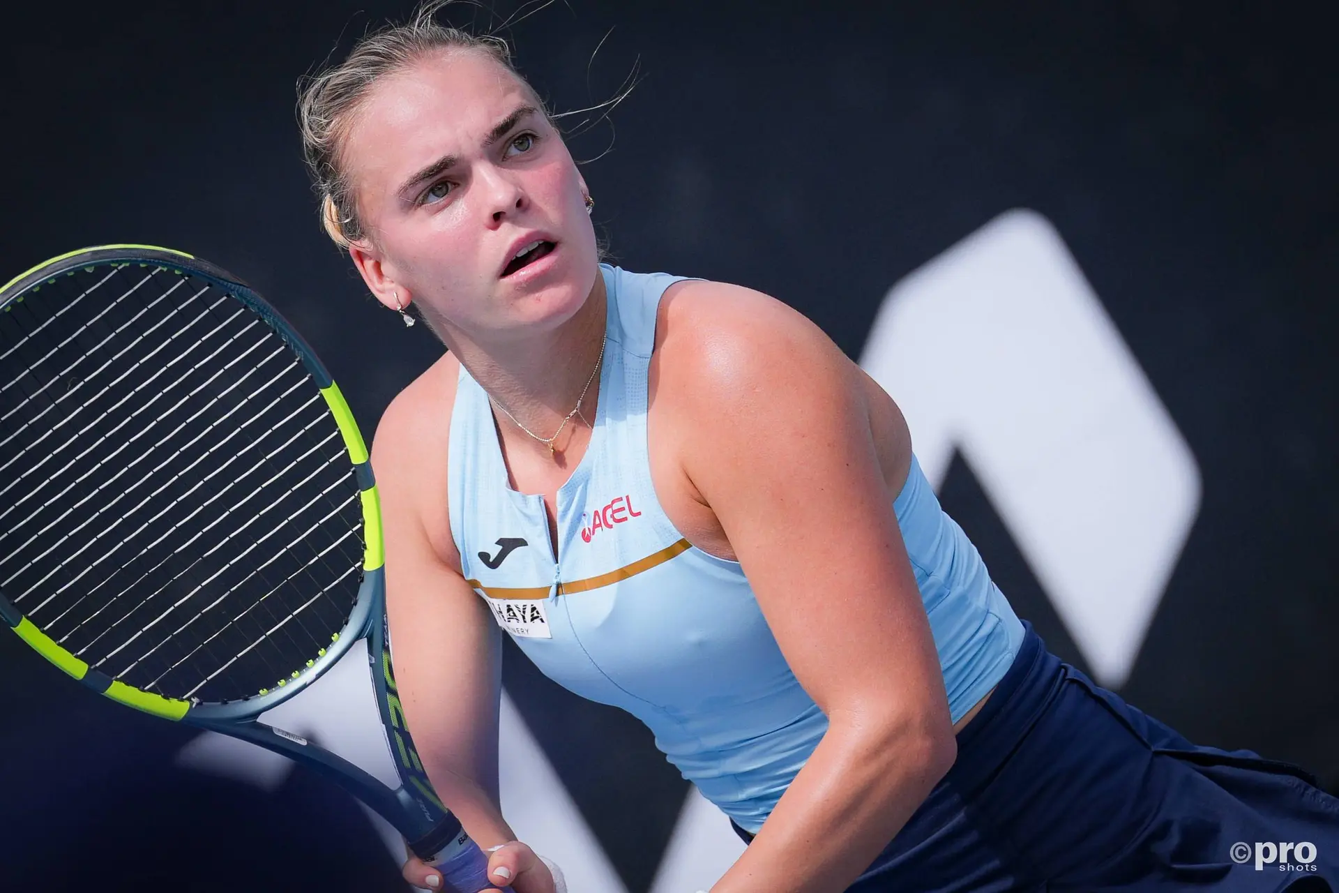 Sara Bejlek waits for return.