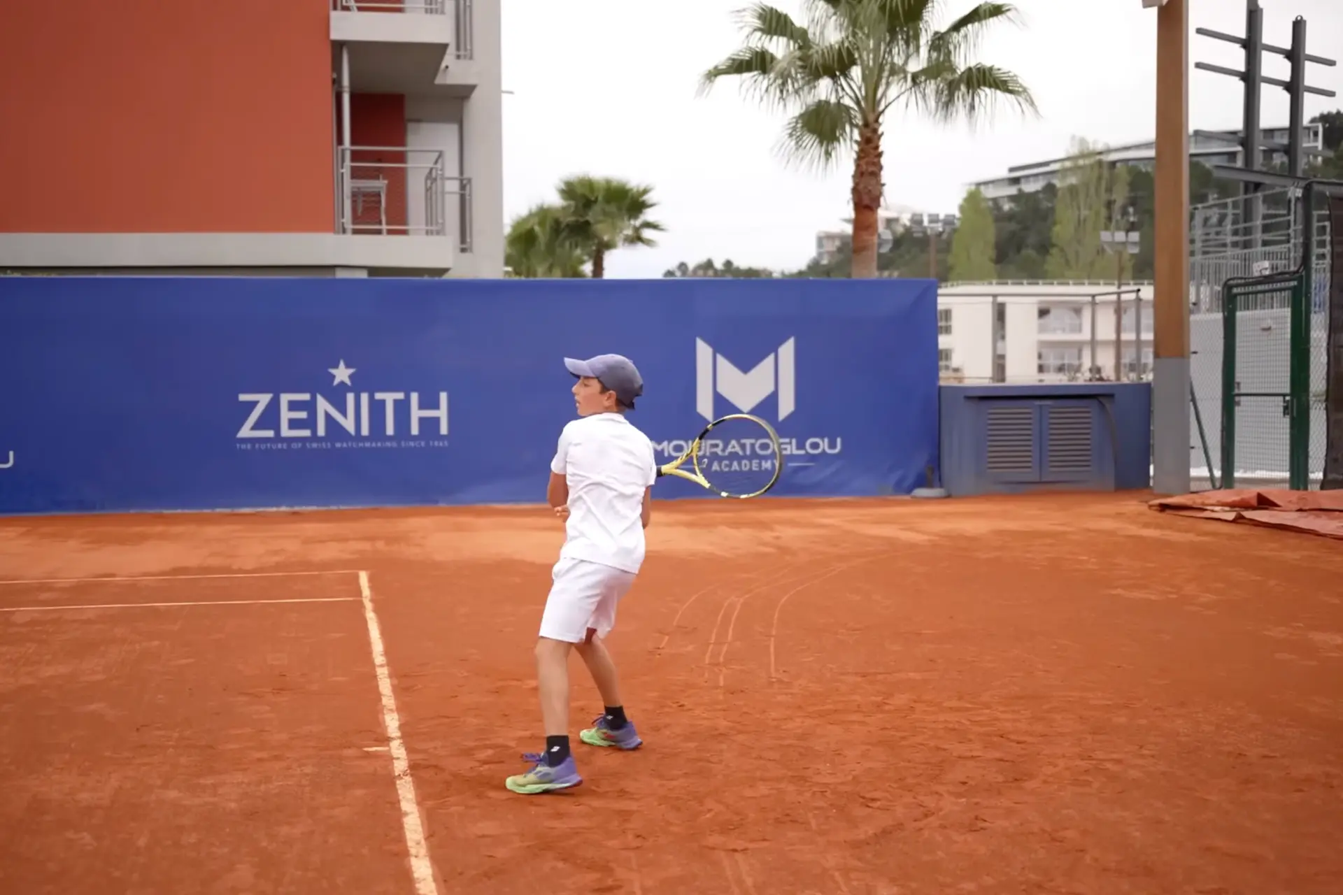 El talento del tenis de 15 años, ambidiestro y bimanual, Teodor Davidov, da sus primeros pasos en el tenis profesional