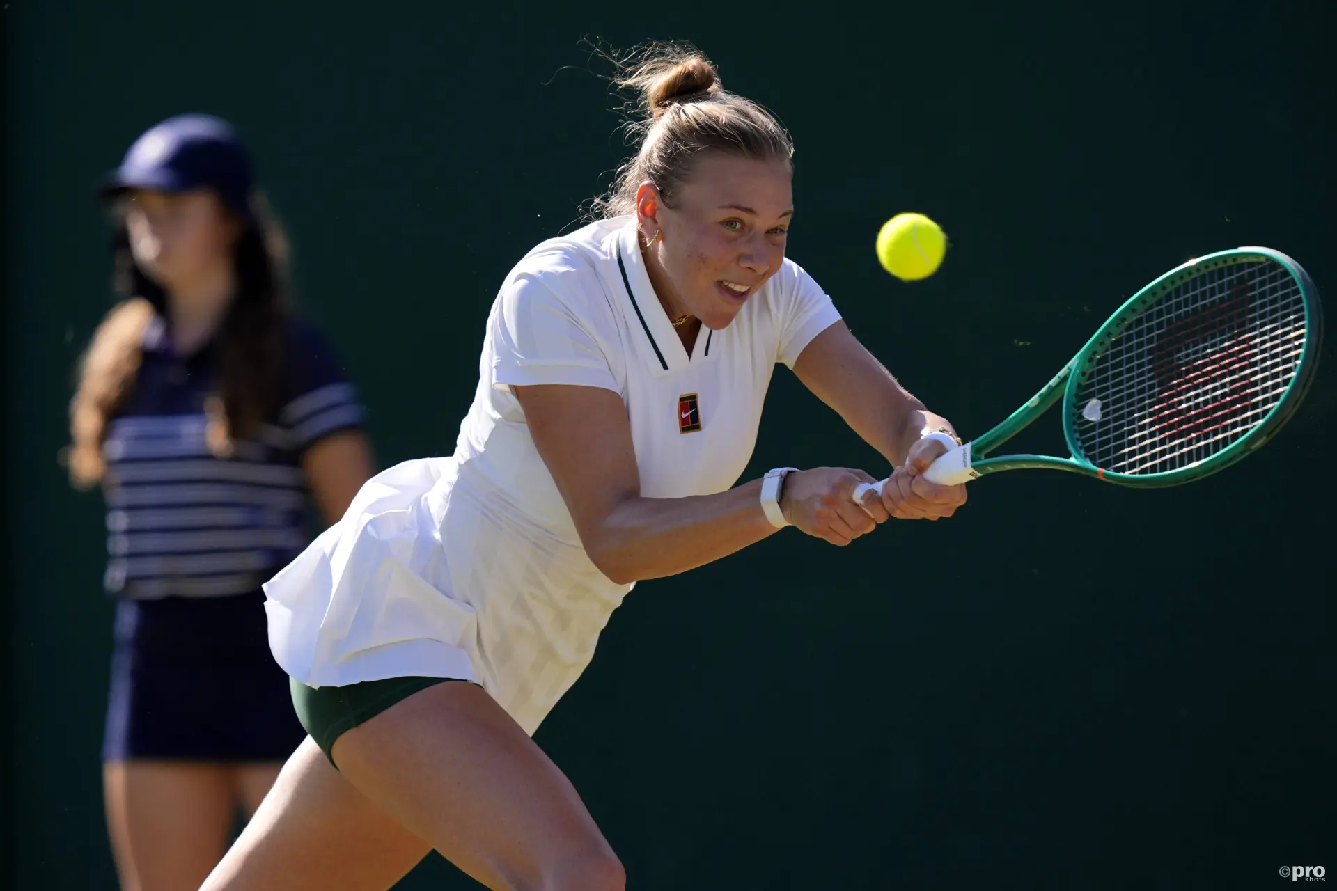 Amanda Anisimova hitting the bal