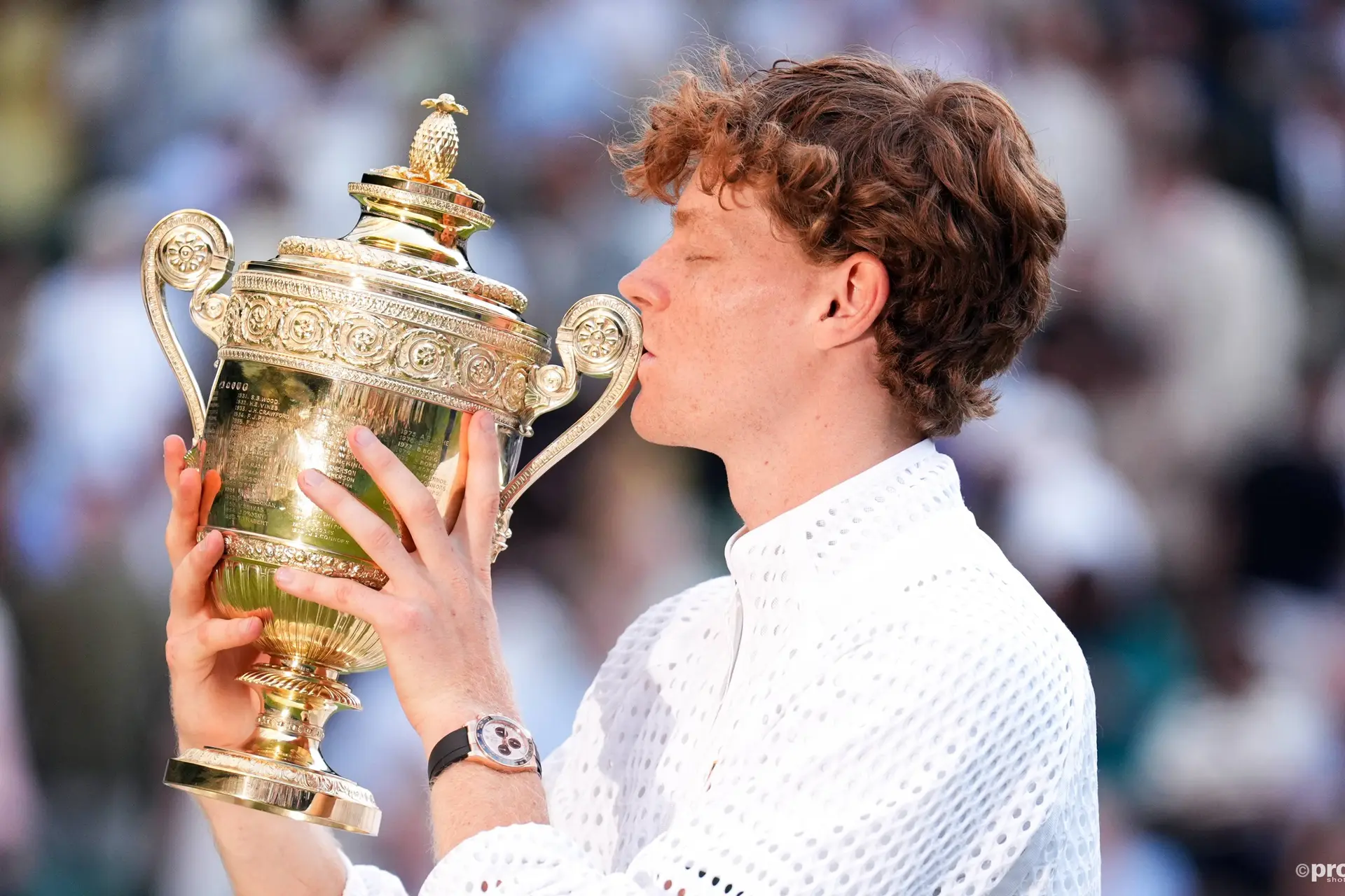 Jannik Sinner kissing Wimbledon trophy