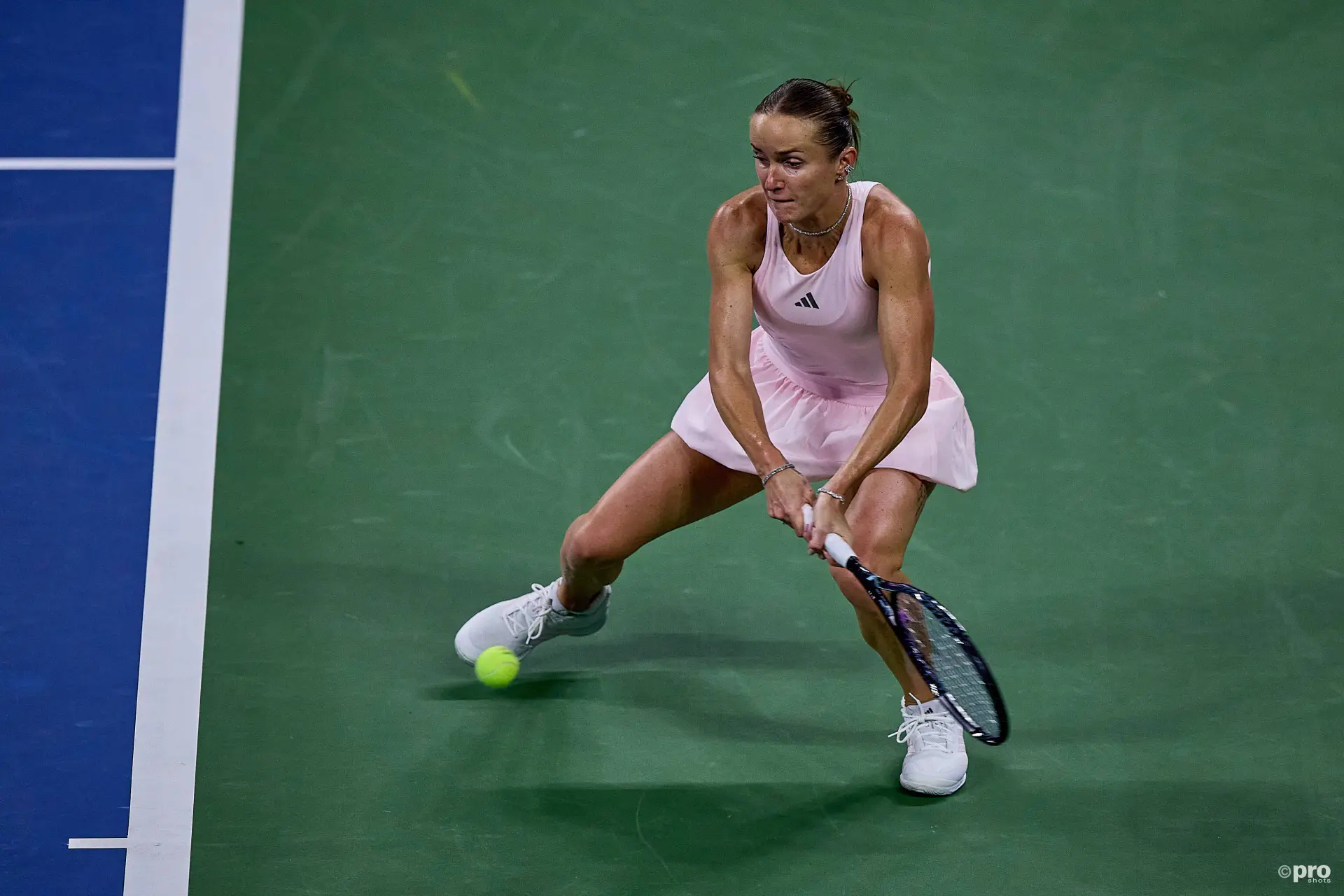 Svitolina returns.
