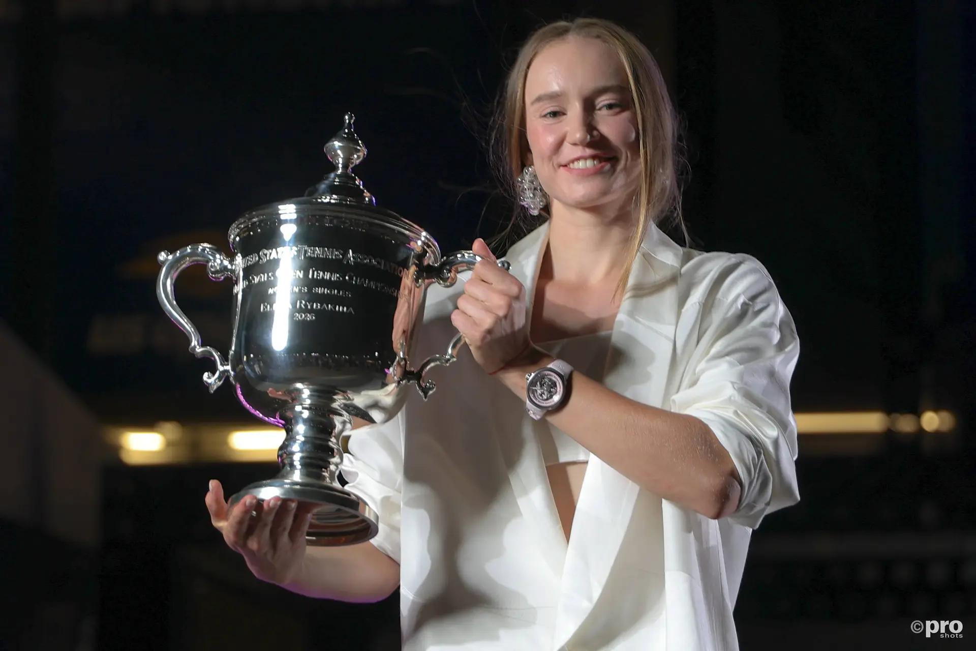elena-rybakina-us-open-trophy