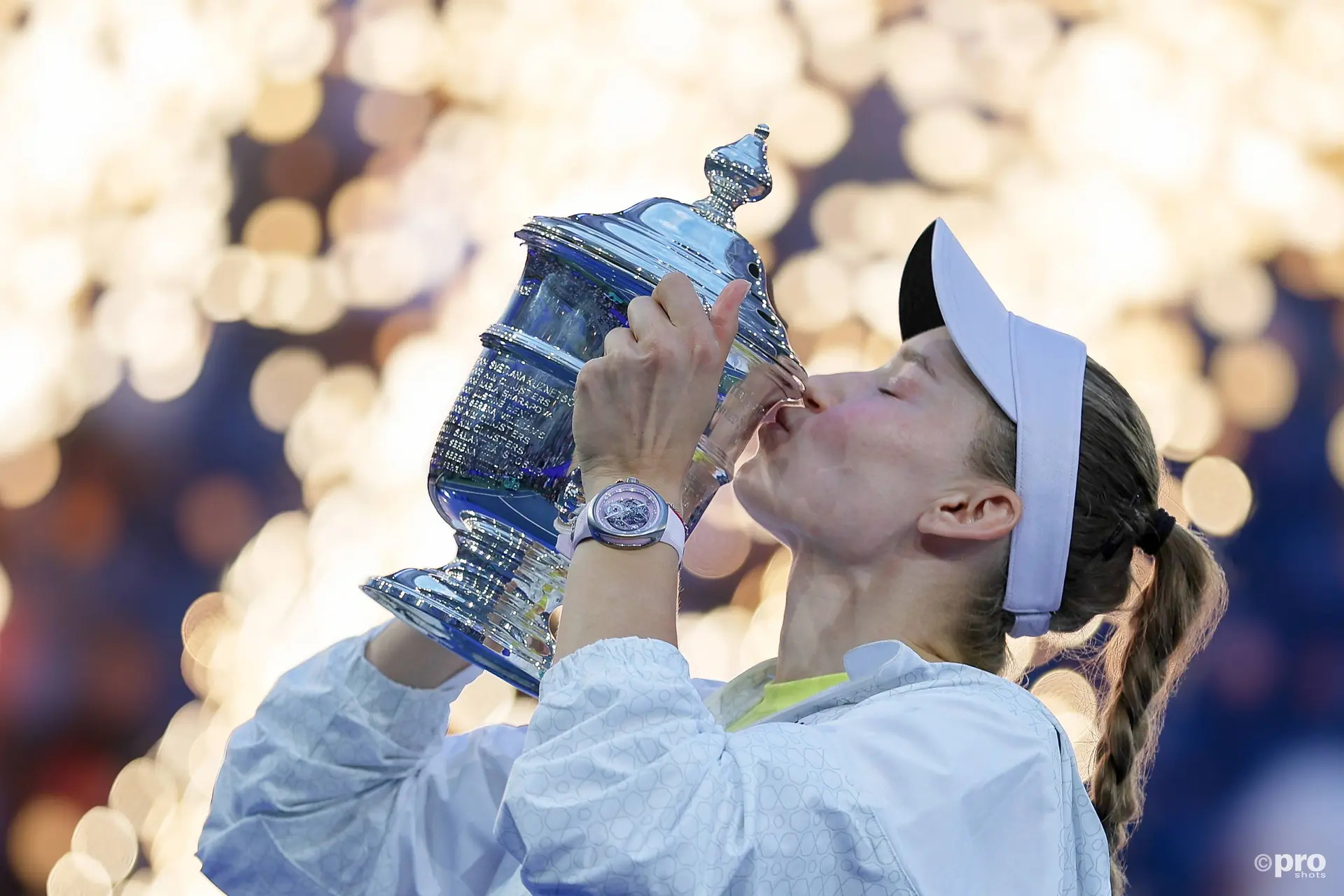Elena Rybakina kissing the trophy