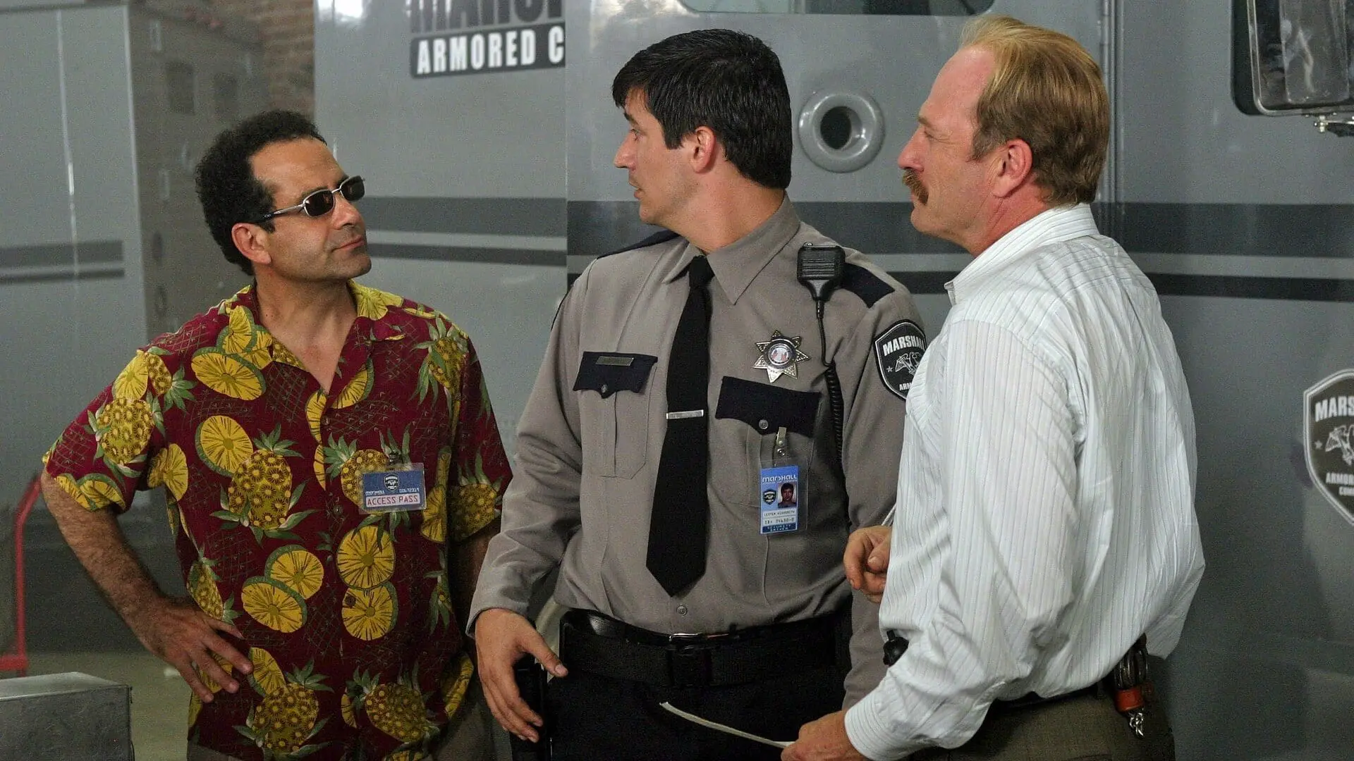 Tony Shalhoub schittert als neurotische detective in komische misdaadserie op Netflix