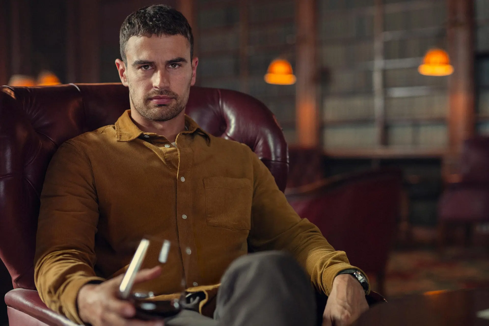 Netflix deelt eerste tien minuten van Guy Ritchie's nieuwe misdaadserie 'The Gentlemen'