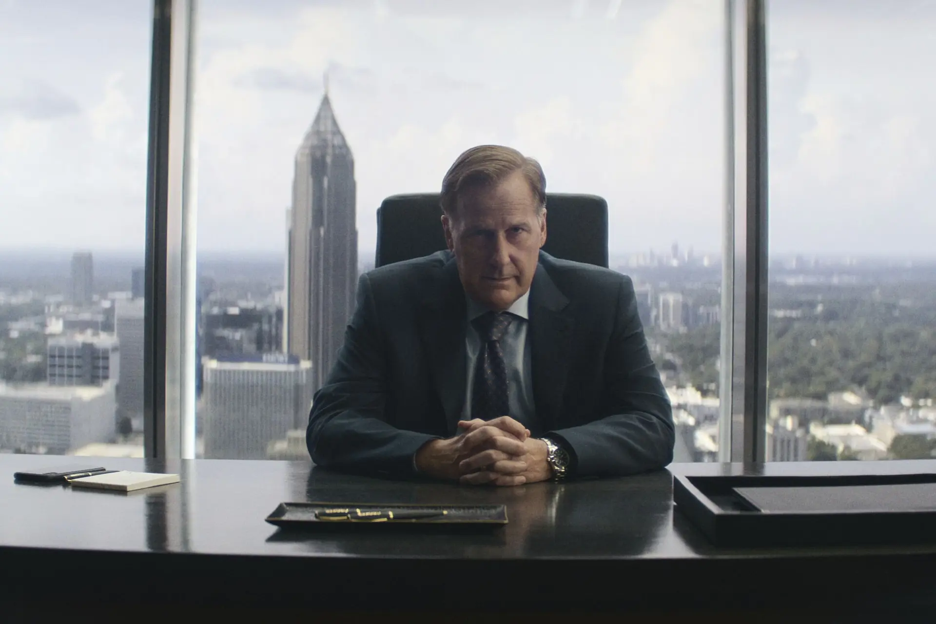 Jeff Daniels is een bikkelharde vastgoedmagnaat in de nieuwe Netflix-serie 'A Man in Full'