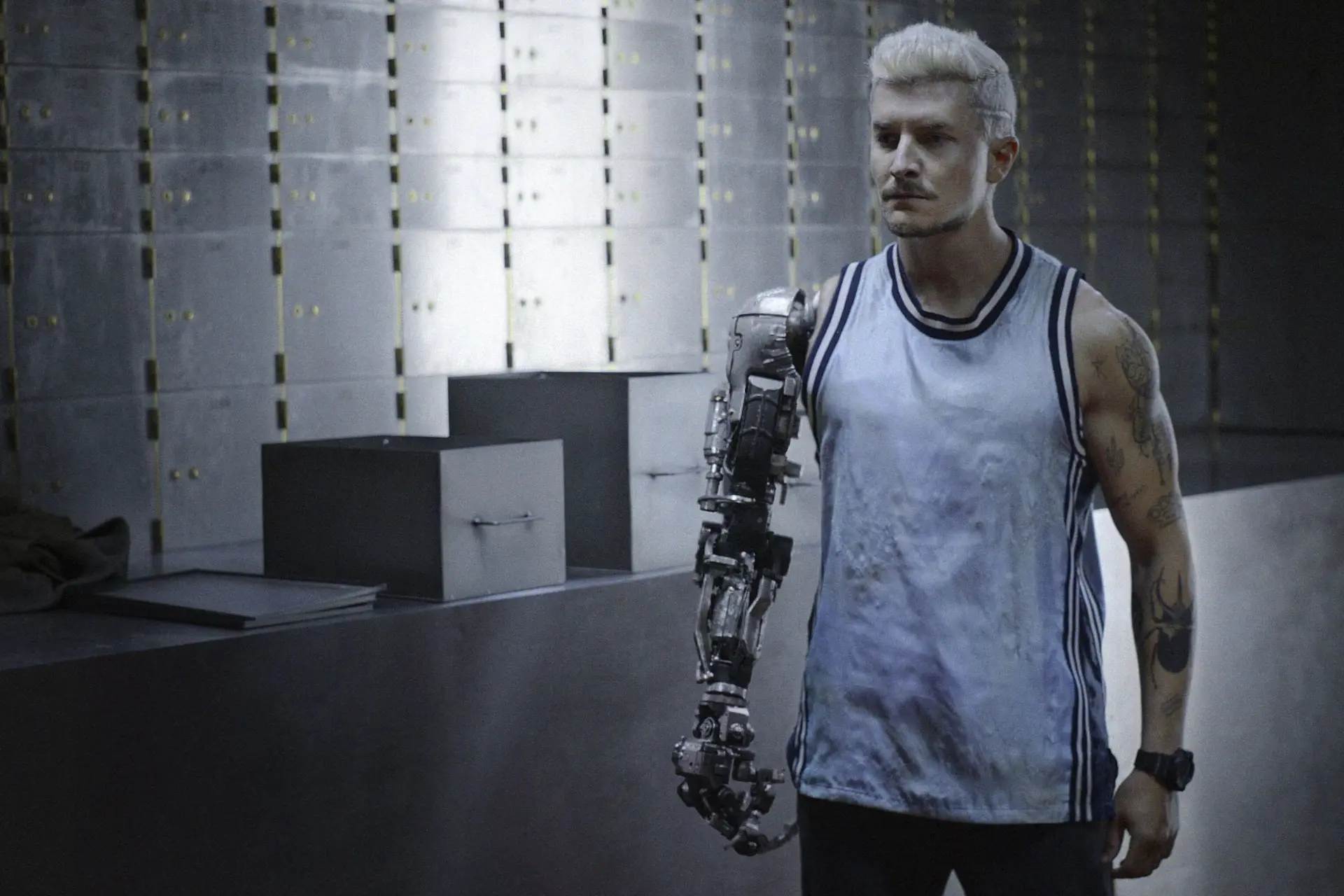 Netflix deelt eerste officiële beelden van nieuwe dystopische thriller 'Bionic'