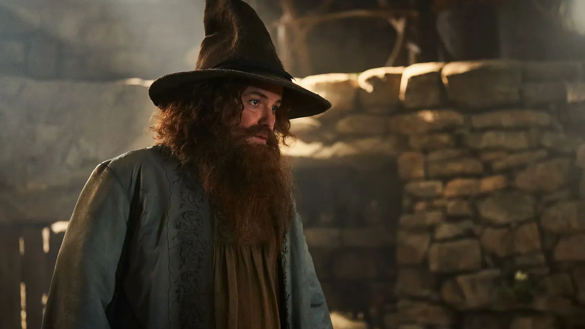 Rory Kinnear maakt opwachting als Tom Bombadil in tweede seizoen van 'The Rings of Power'