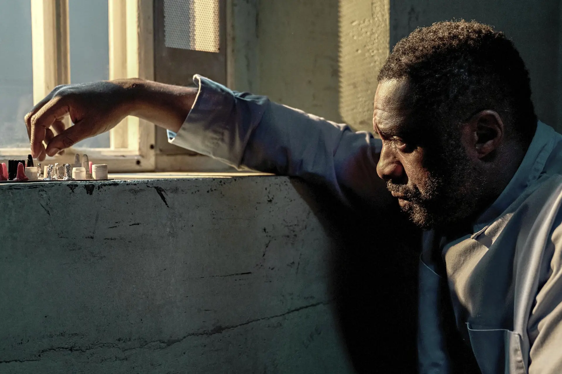 Idris Elba keert terug als John Luther in eerste beelden van nieuwe Netflix-film