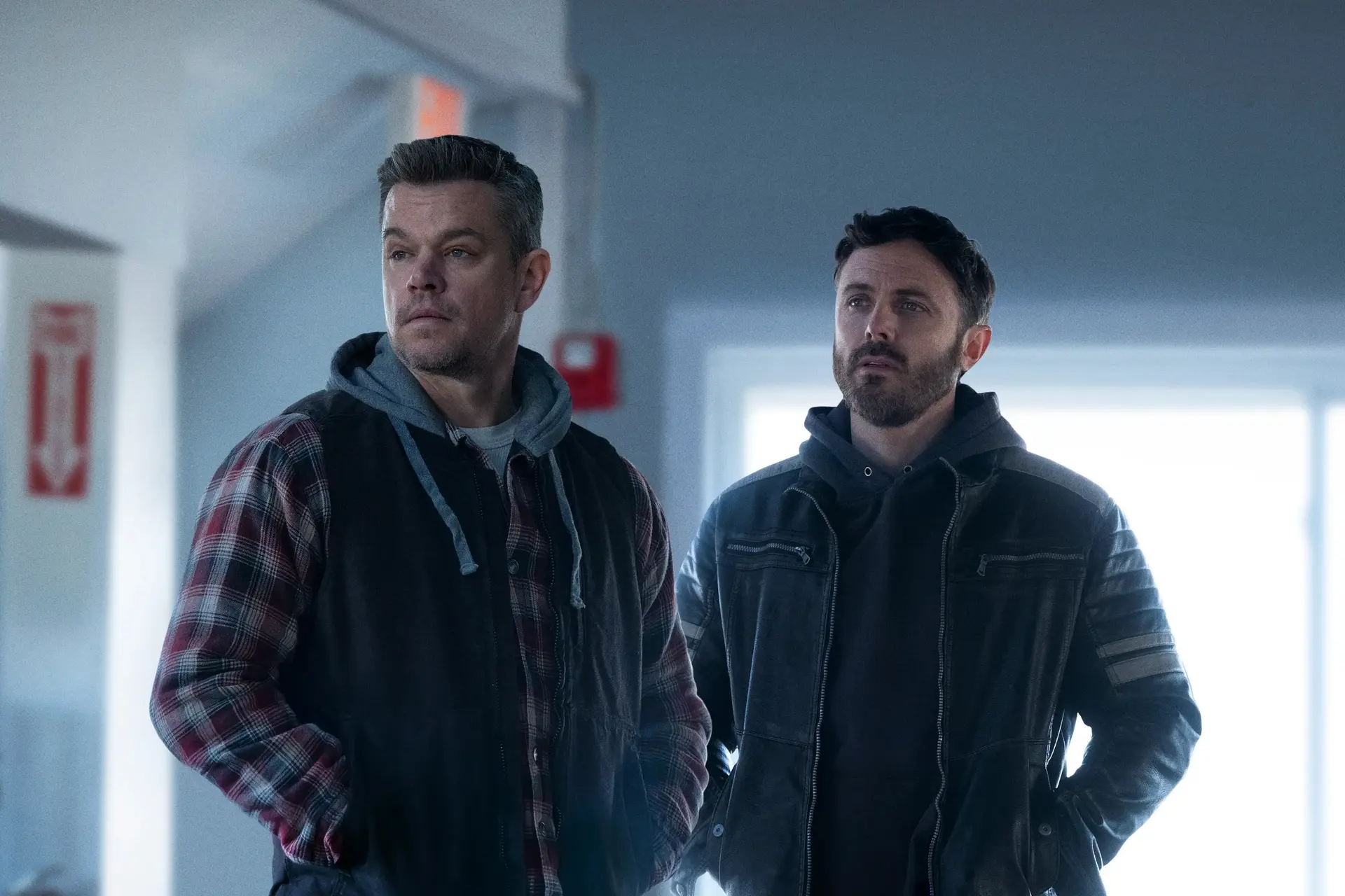Matt Damon en Casey Affleck beroven een corrupte politicus in de trailer van 'The Instigators'