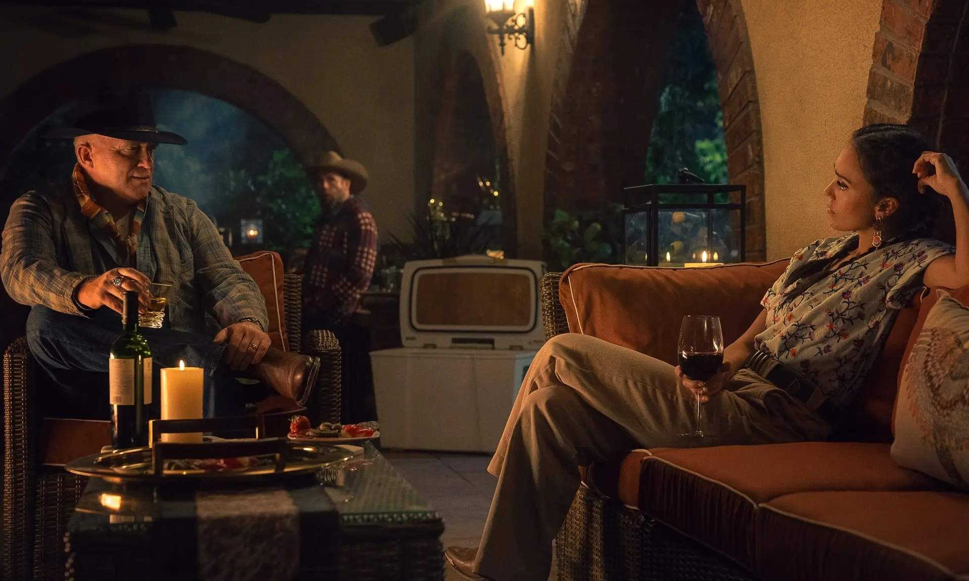 Recensie ‘Trigger Warning’: Jessica Alba schittert in stijlvolle maar doorsnee actiefilm