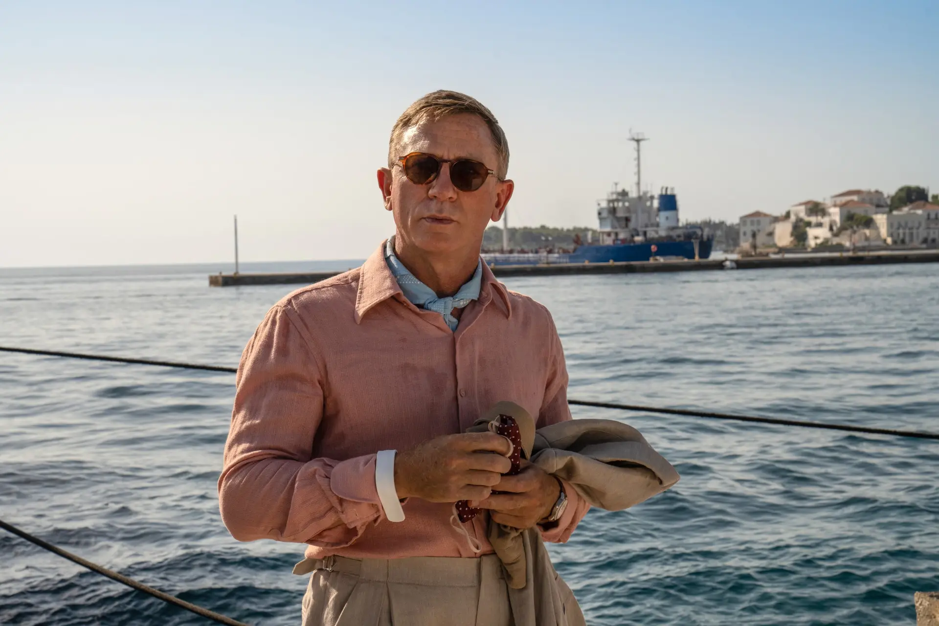 Eerste beelden van nieuwe Knives Out-film tonen een ruige detective Benoit Blanc