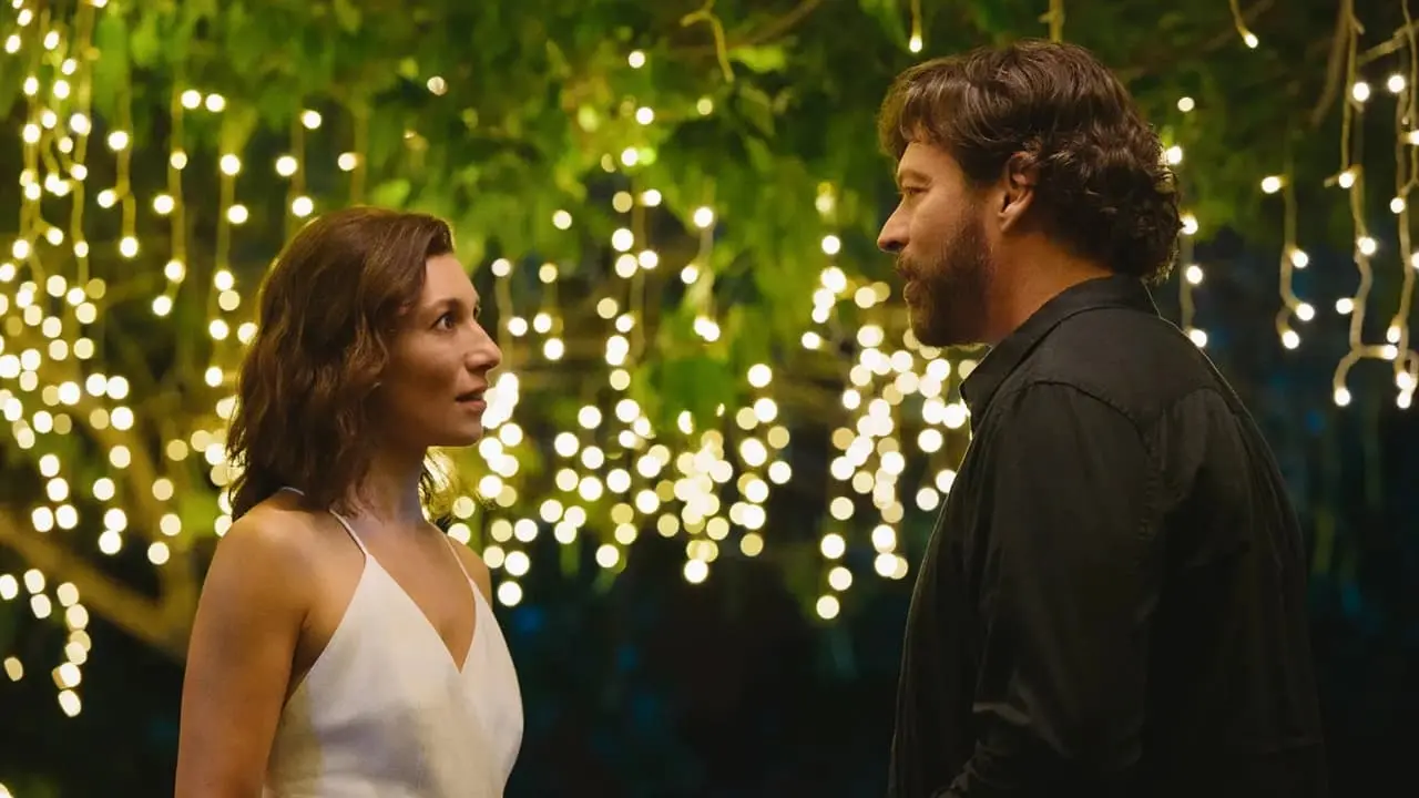 Netflix deelt eerste trailer van zomerse romcom 'Find Me Falling' met Harry Connick Jr.