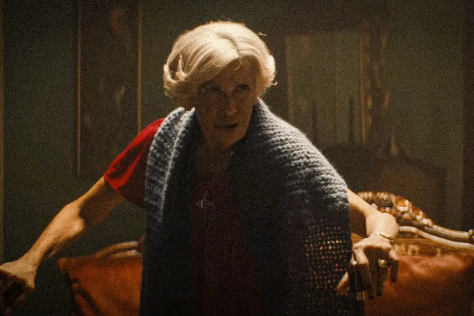 Kathryn Hunter is een doorgedraaide duivelse schoonmoeder in de trailer van 'The Front Room'