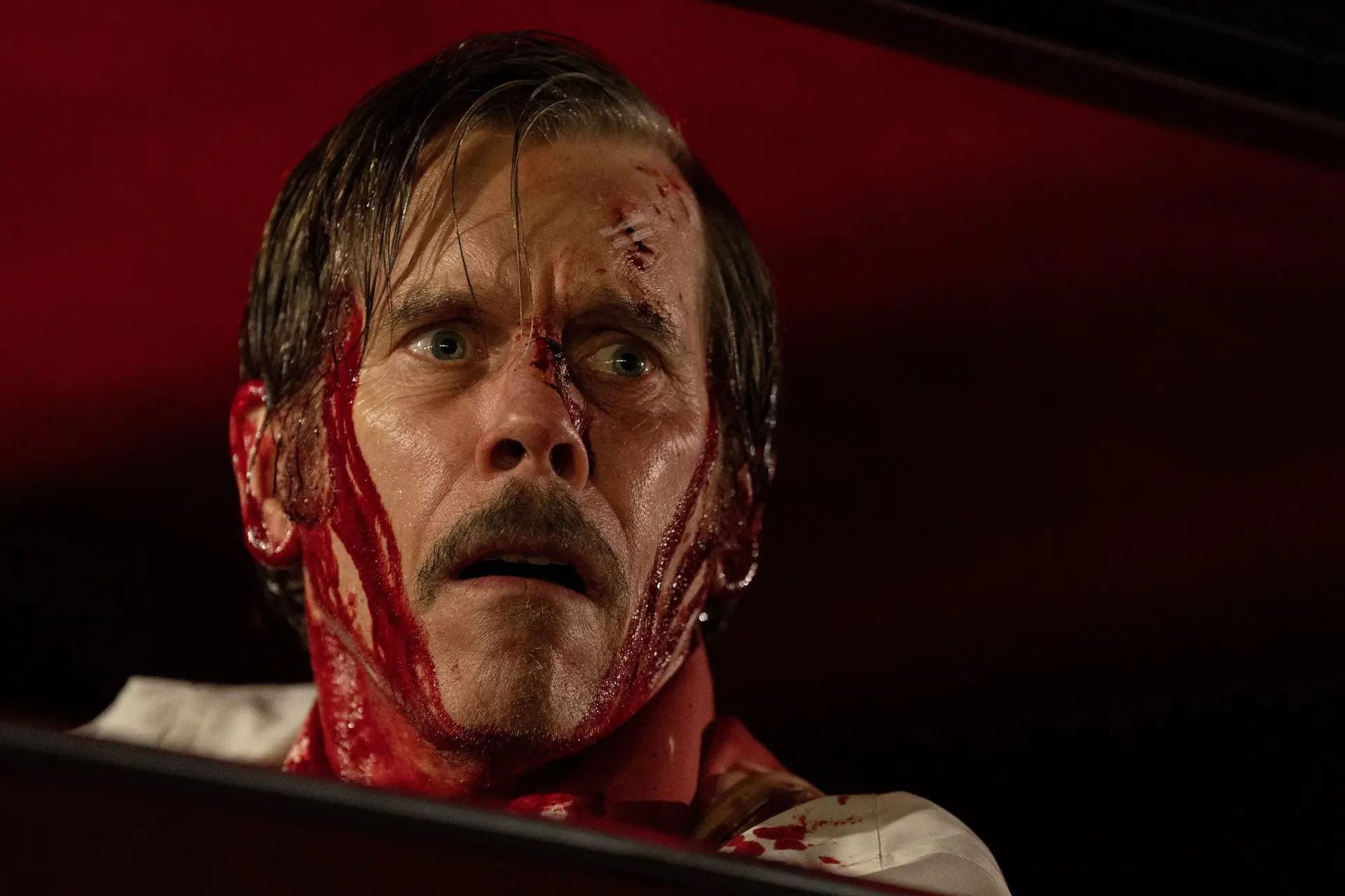 Bloederige slasher met Mia Goth en Kevin Bacon nu te streamen op Netflix