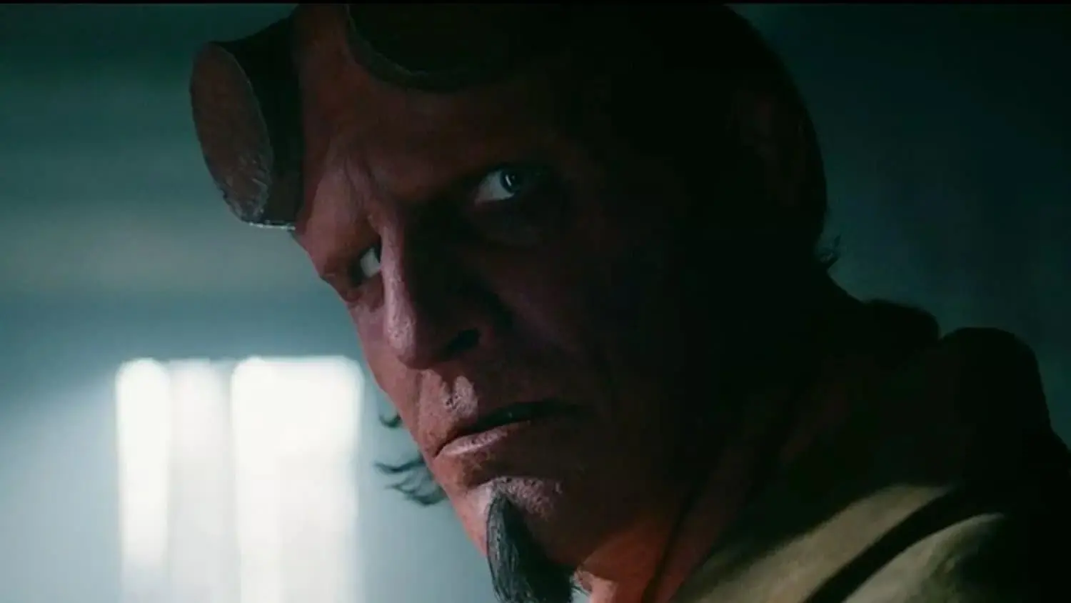 Jack Kesy kruipt in de huid van Hellboy in de officiële trailer van 'The Crooked Man'