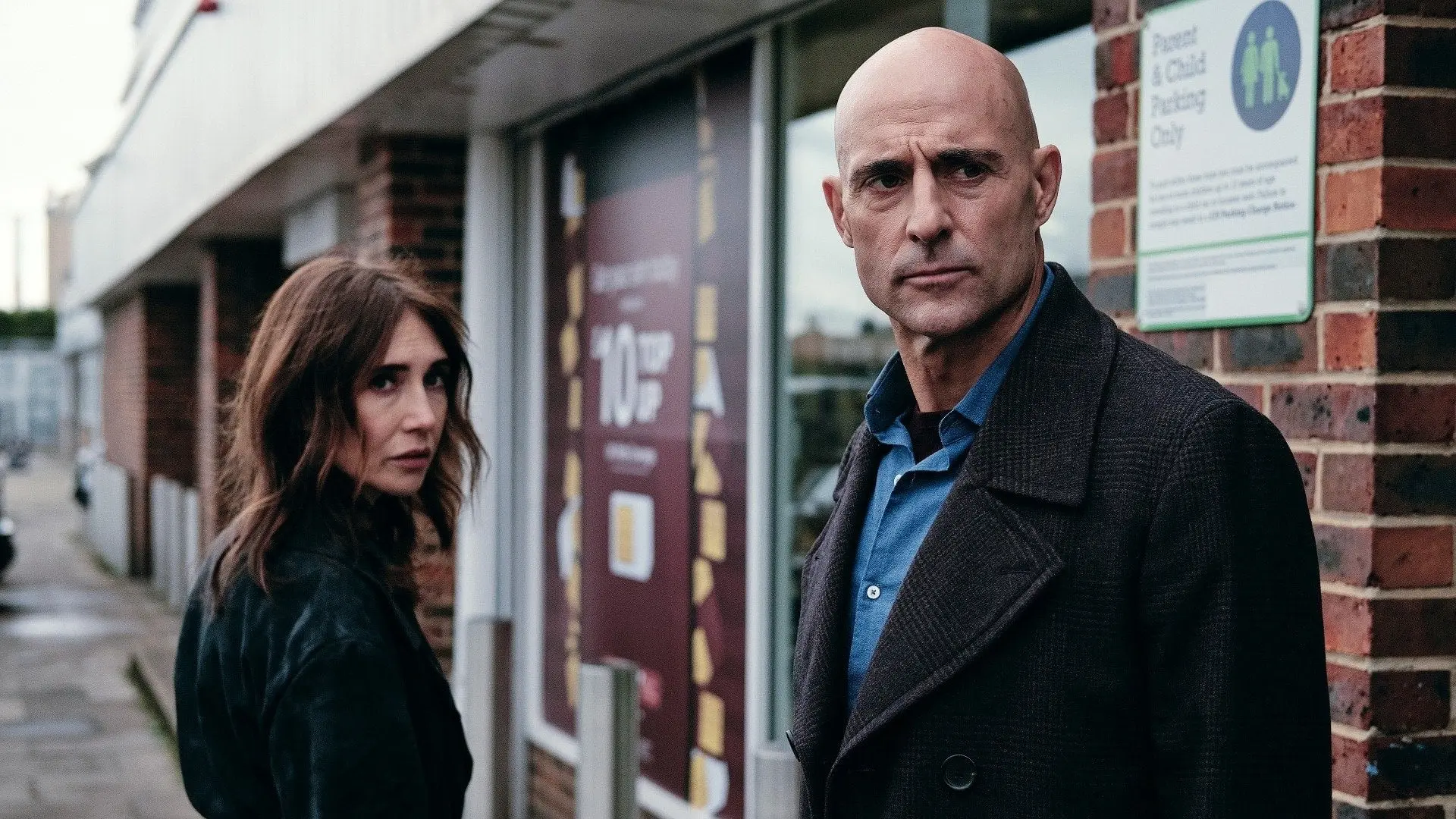 Britse misdaadserie met Carice van Houten en Mark Strong vanaf vandaag te zien op SkyShowtime