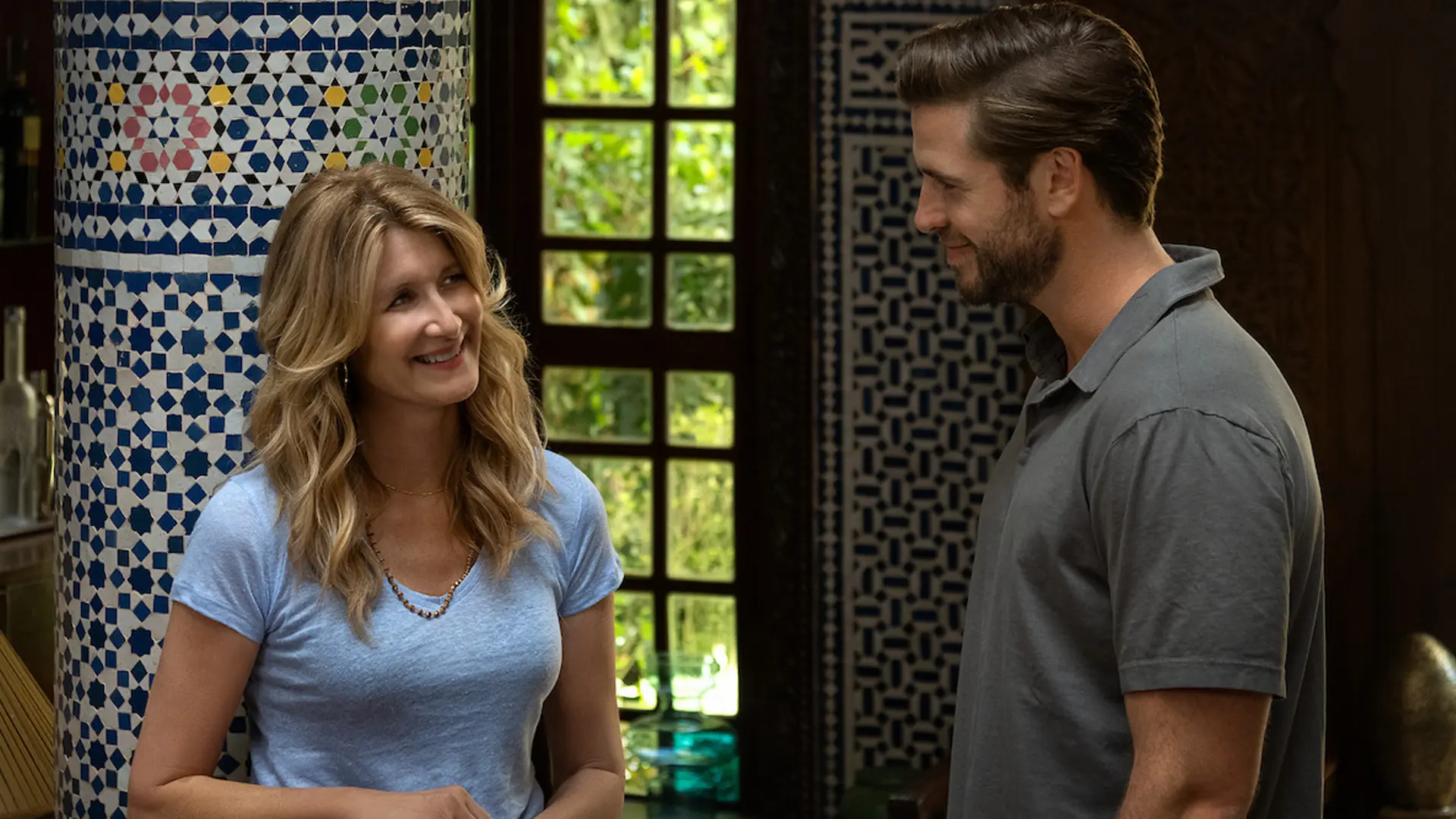 Liam Hemsworth en Laura Dern ontluiken een romance in de nieuwe Netflix-film 'Lonely Planet'