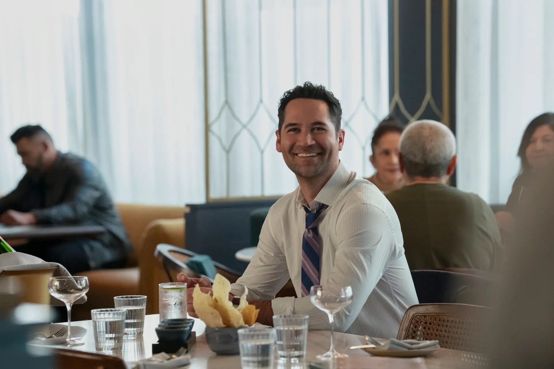 Manuel Garcia-Rulfo is terug als Mickey Haller in derde seizoen van 'The Lincoln Lawyer'