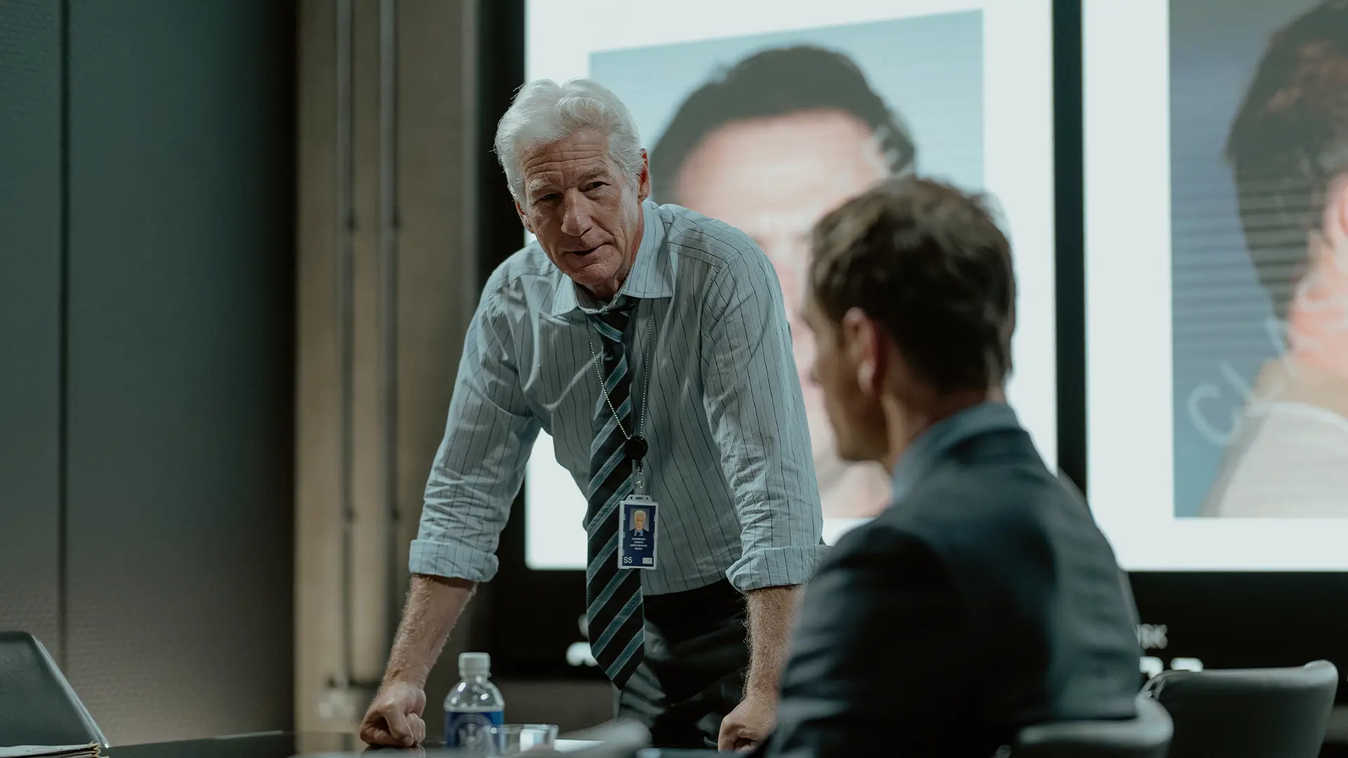 SkyShowtime deelt eerste beelden van nieuwe spionageserie 'The Agency' met Michael Fassbender