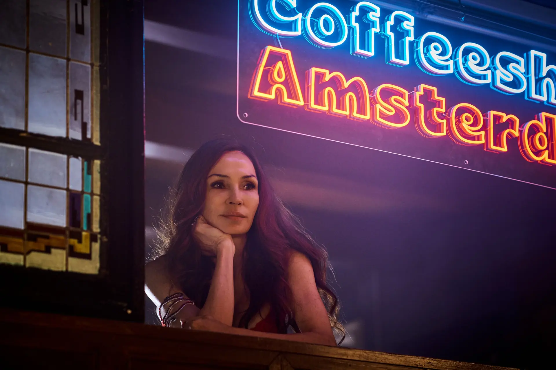 Nieuwe beelden onthuld van aankomende Nederlandse Netflix-thriller 'Amsterdam Empire'