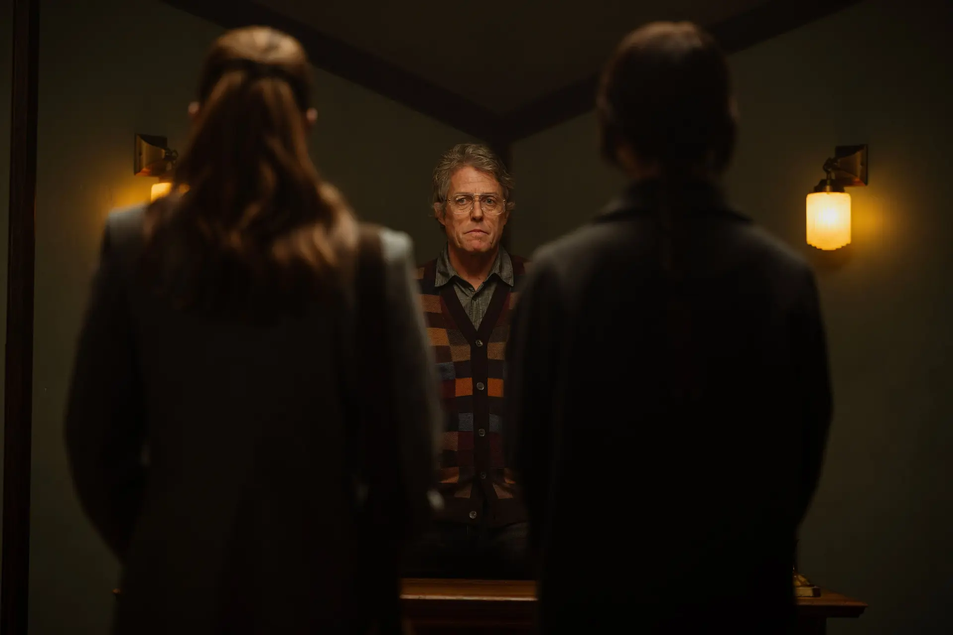 Hugh Grant speelt een sinister spel in de nieuwe trailer van A24-horrorfilm 'Heretic'