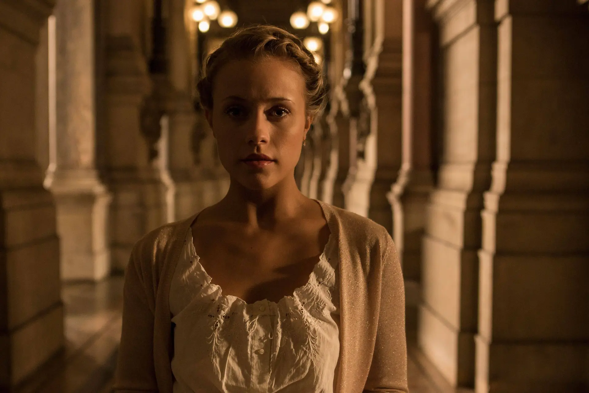 Netflix verrast en komt nog deze maand met de tijdreis-fantasyserie 'Find Me in Paris'