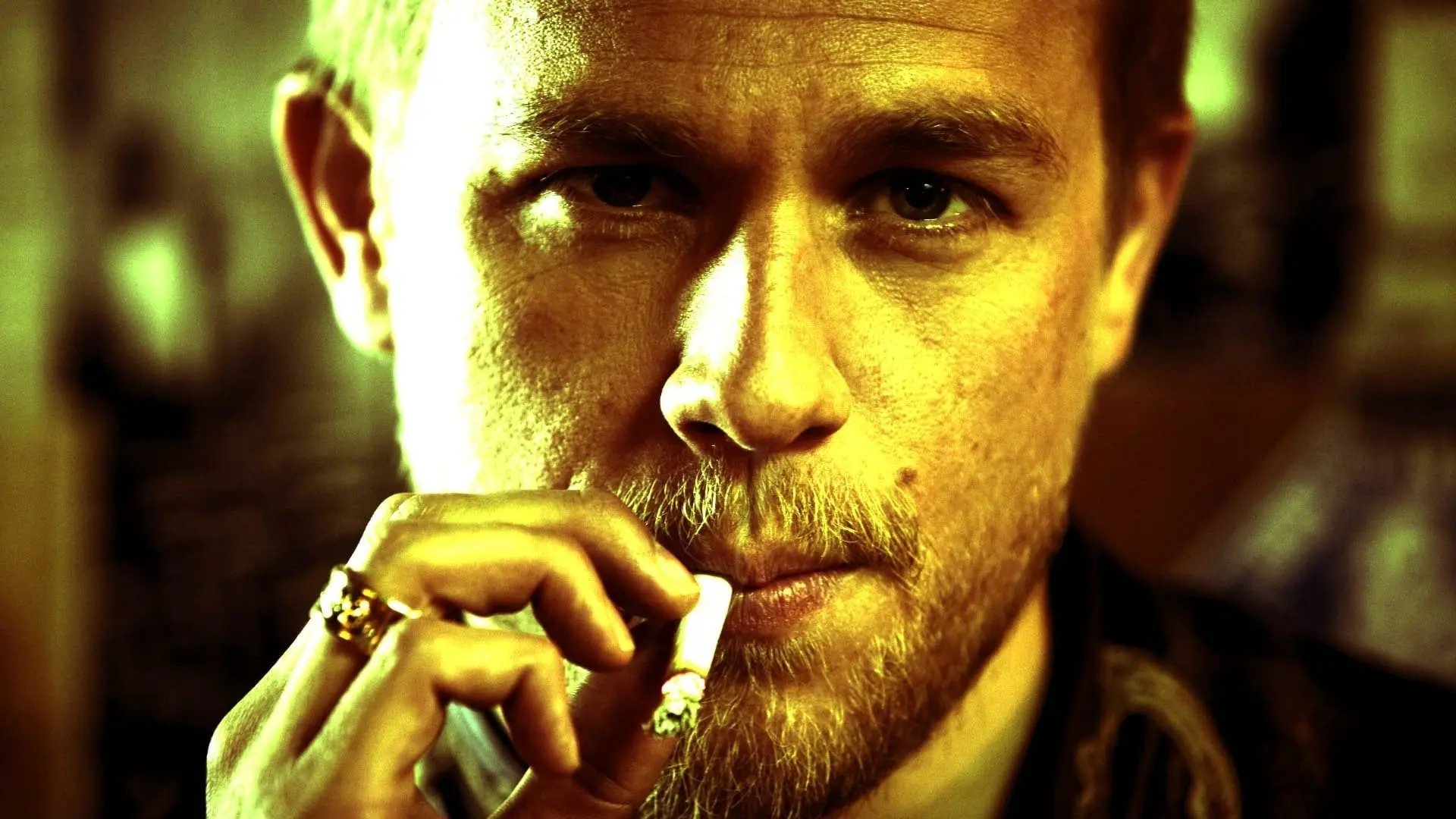 Charlie Hunnam is Ed Gein in de eerste beelden van nieuw seizoen Netflix-serie 'Monster'